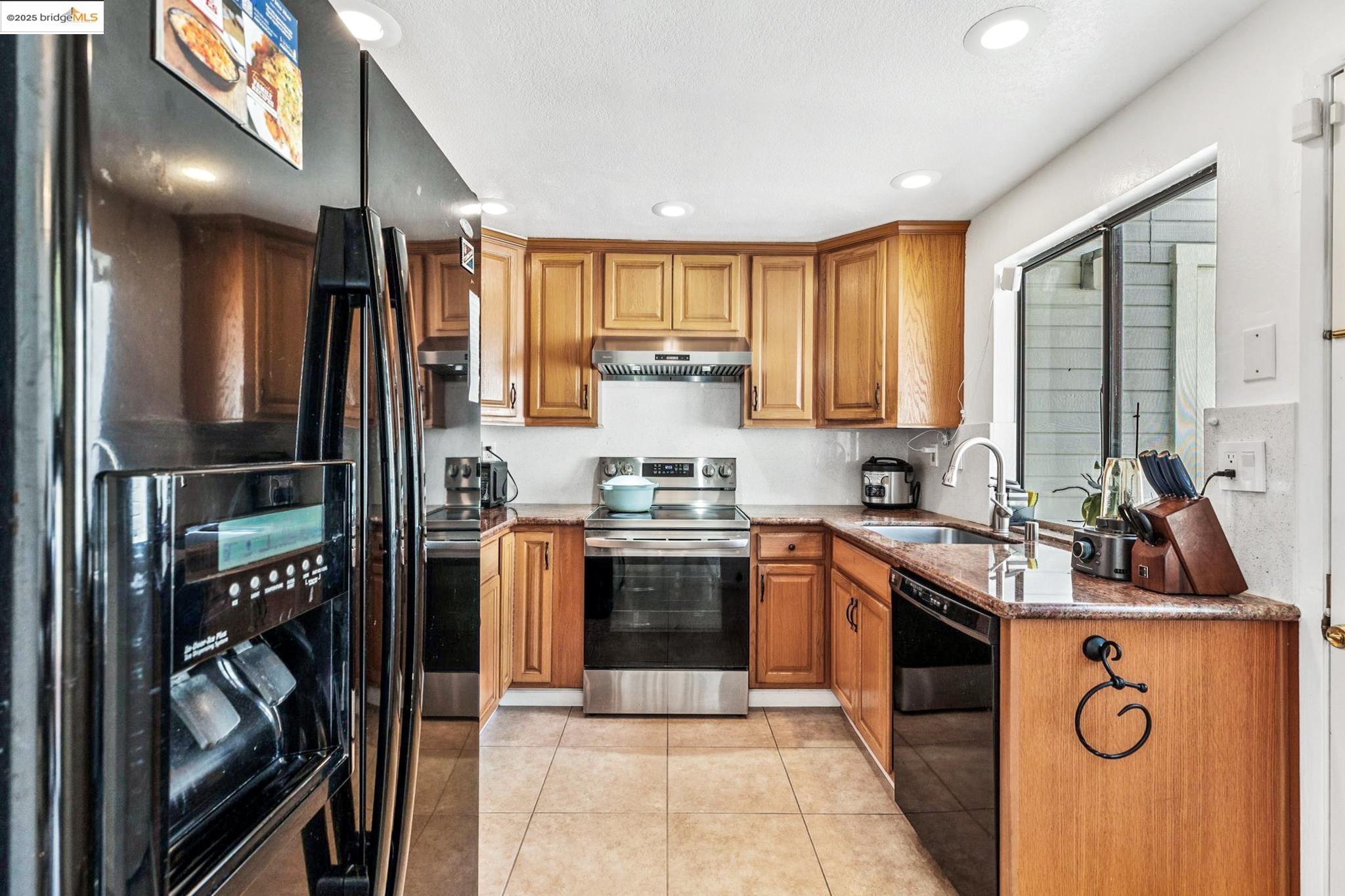 Detail Gallery Image 11 of 46 For 3422 Sunleaf Way, Richmond,  CA 94806 - 3 Beds | 2/1 Baths