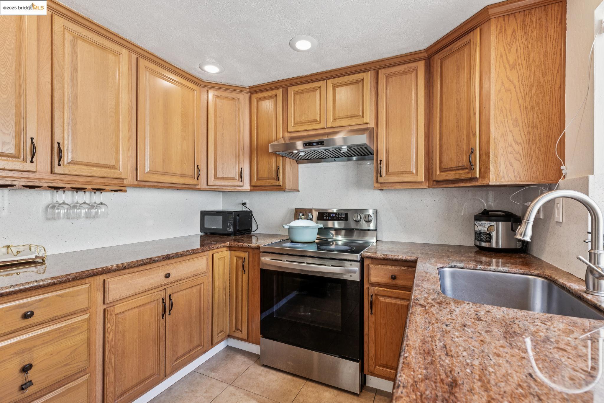 Detail Gallery Image 12 of 46 For 3422 Sunleaf Way, Richmond,  CA 94806 - 3 Beds | 2/1 Baths
