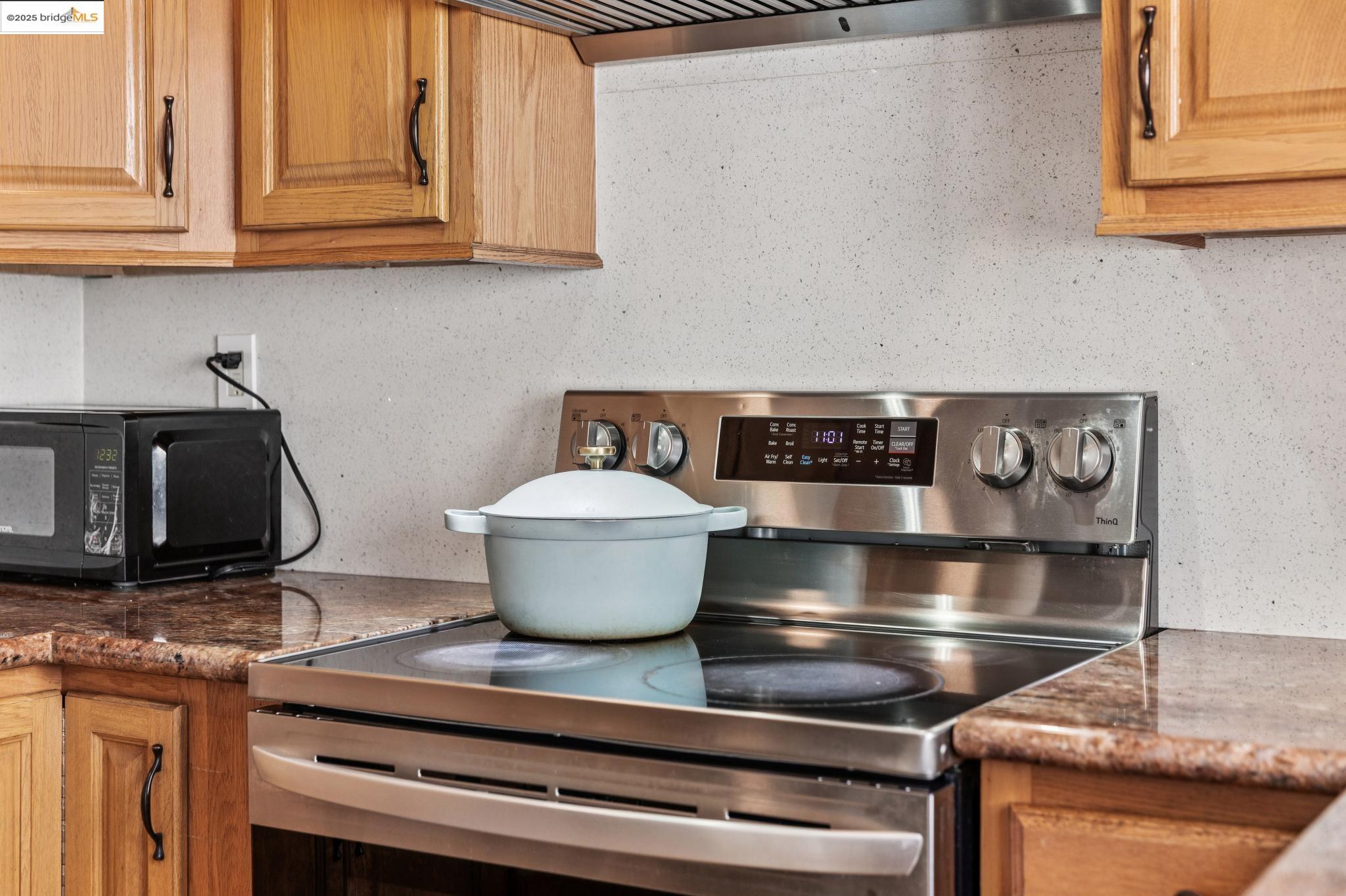 Detail Gallery Image 13 of 46 For 3422 Sunleaf Way, Richmond,  CA 94806 - 3 Beds | 2/1 Baths