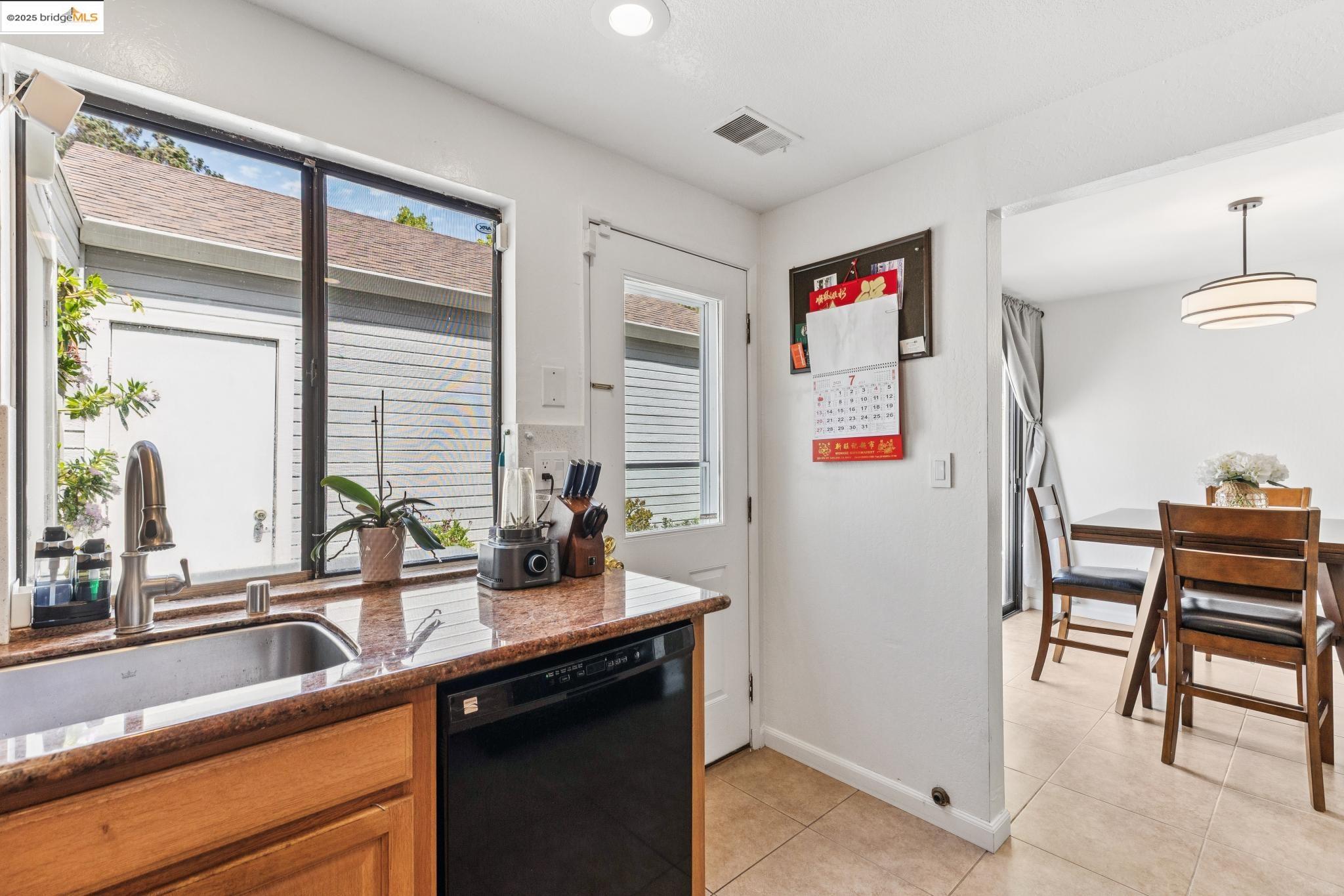 Detail Gallery Image 14 of 46 For 3422 Sunleaf Way, Richmond,  CA 94806 - 3 Beds | 2/1 Baths