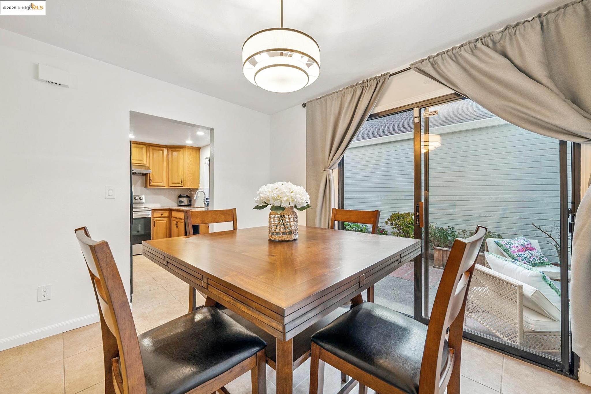 Detail Gallery Image 8 of 46 For 3422 Sunleaf Way, Richmond,  CA 94806 - 3 Beds | 2/1 Baths