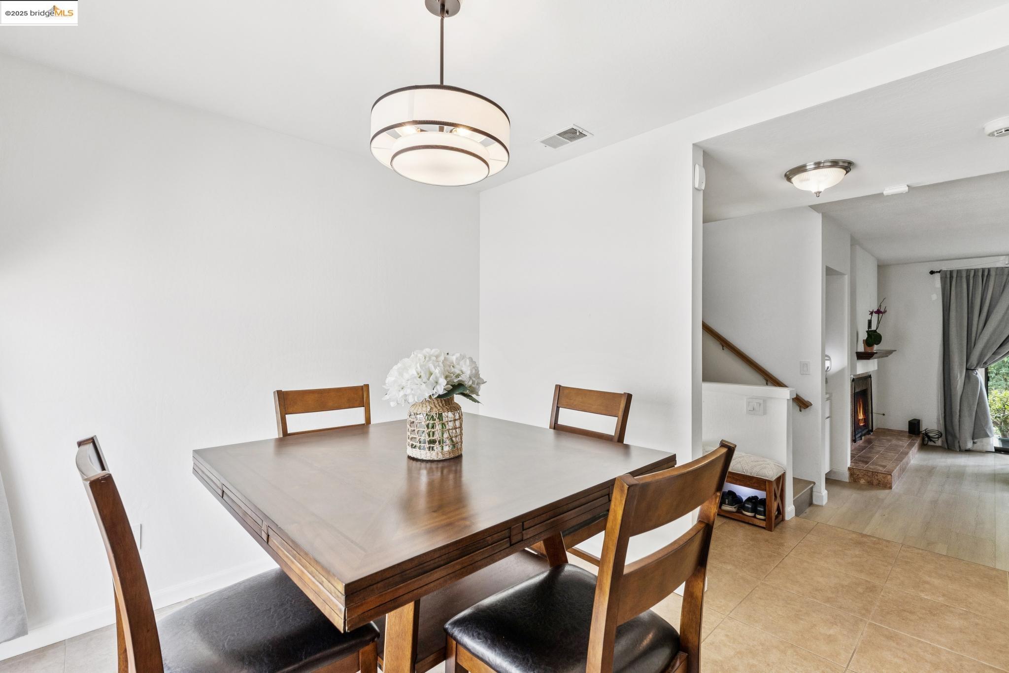 Detail Gallery Image 9 of 46 For 3422 Sunleaf Way, Richmond,  CA 94806 - 3 Beds | 2/1 Baths