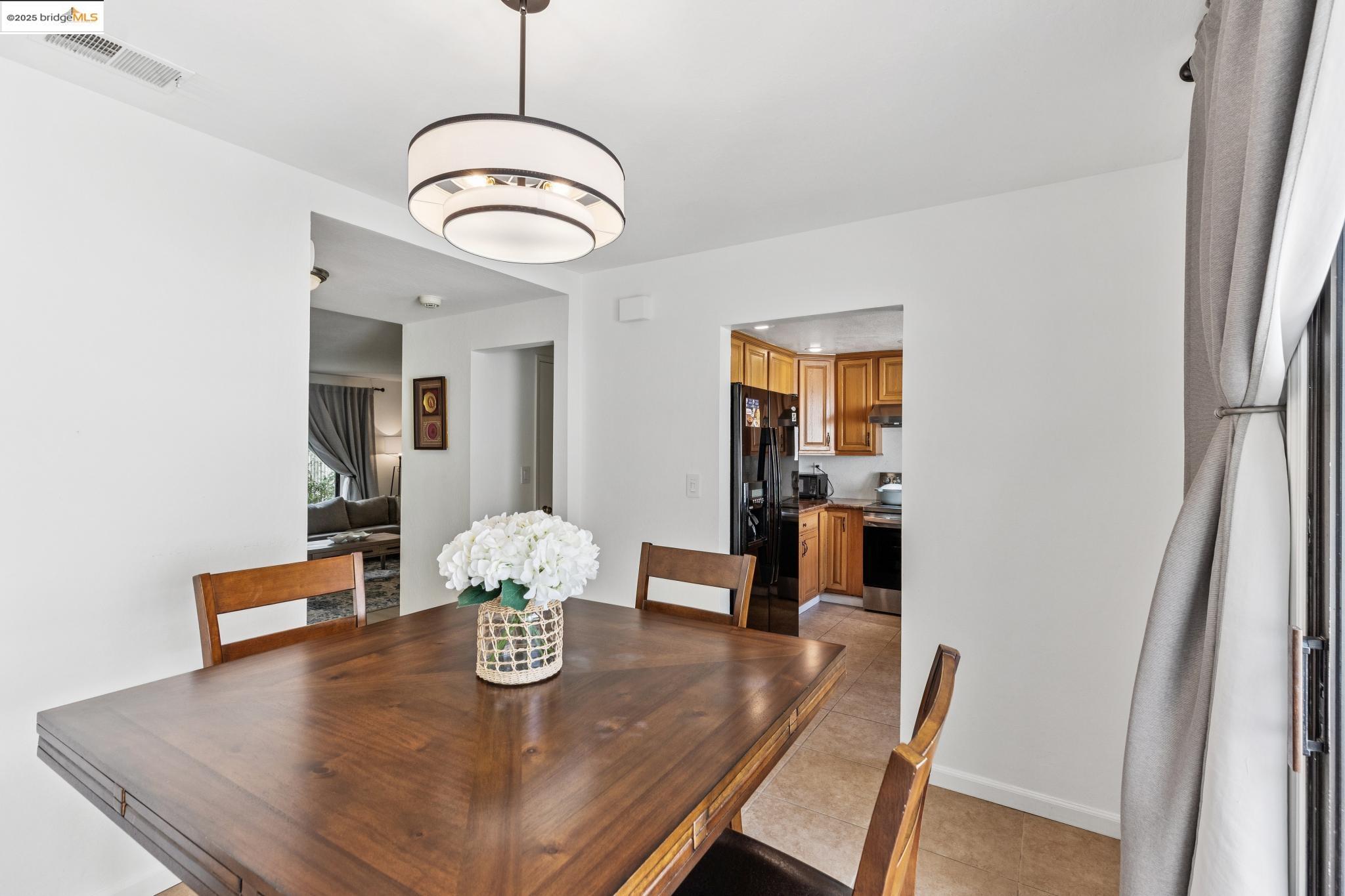 Detail Gallery Image 10 of 46 For 3422 Sunleaf Way, Richmond,  CA 94806 - 3 Beds | 2/1 Baths