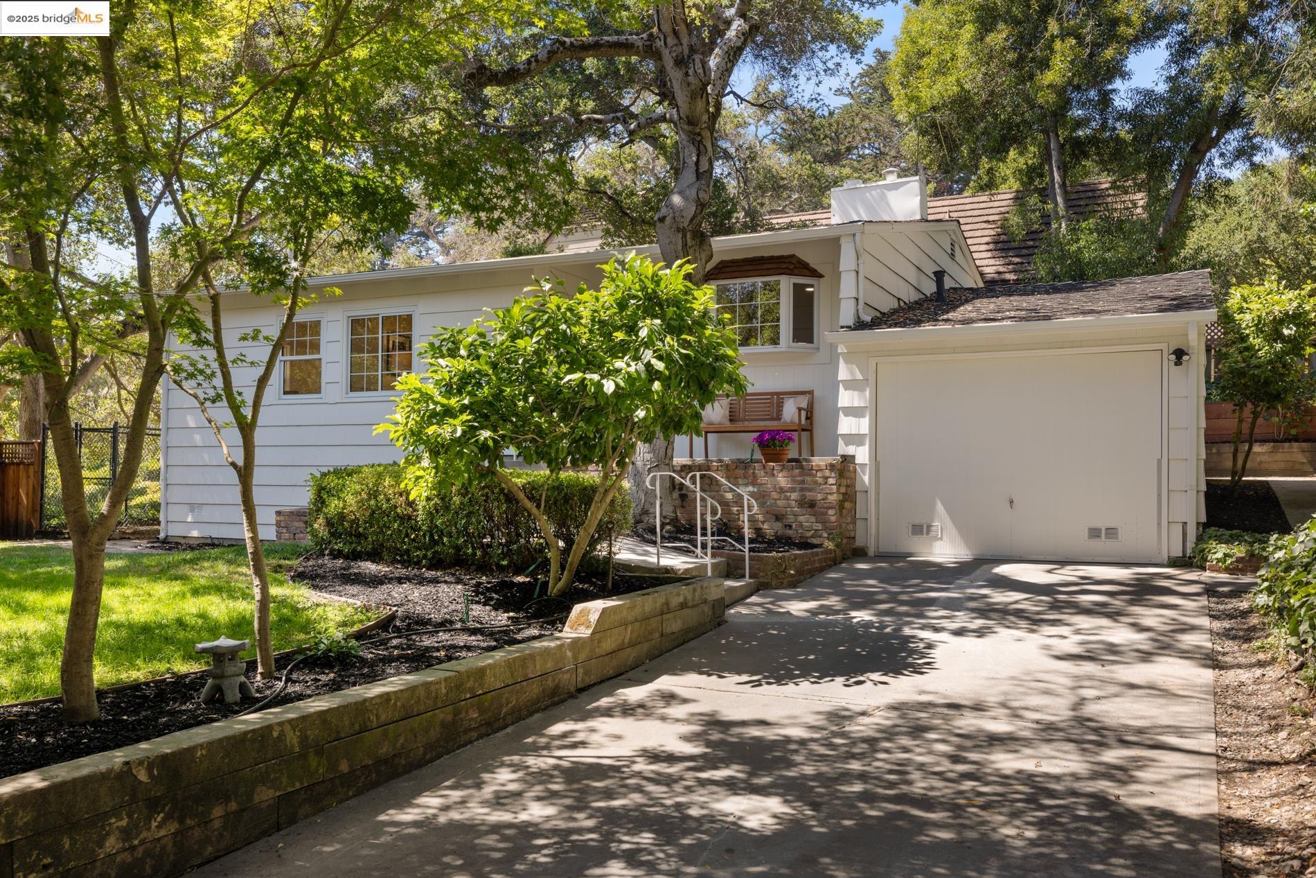Detail Gallery Image 2 of 39 For 5808 Moraga Avenue, Oakland,  CA 94611 - 3 Beds | 1/1 Baths