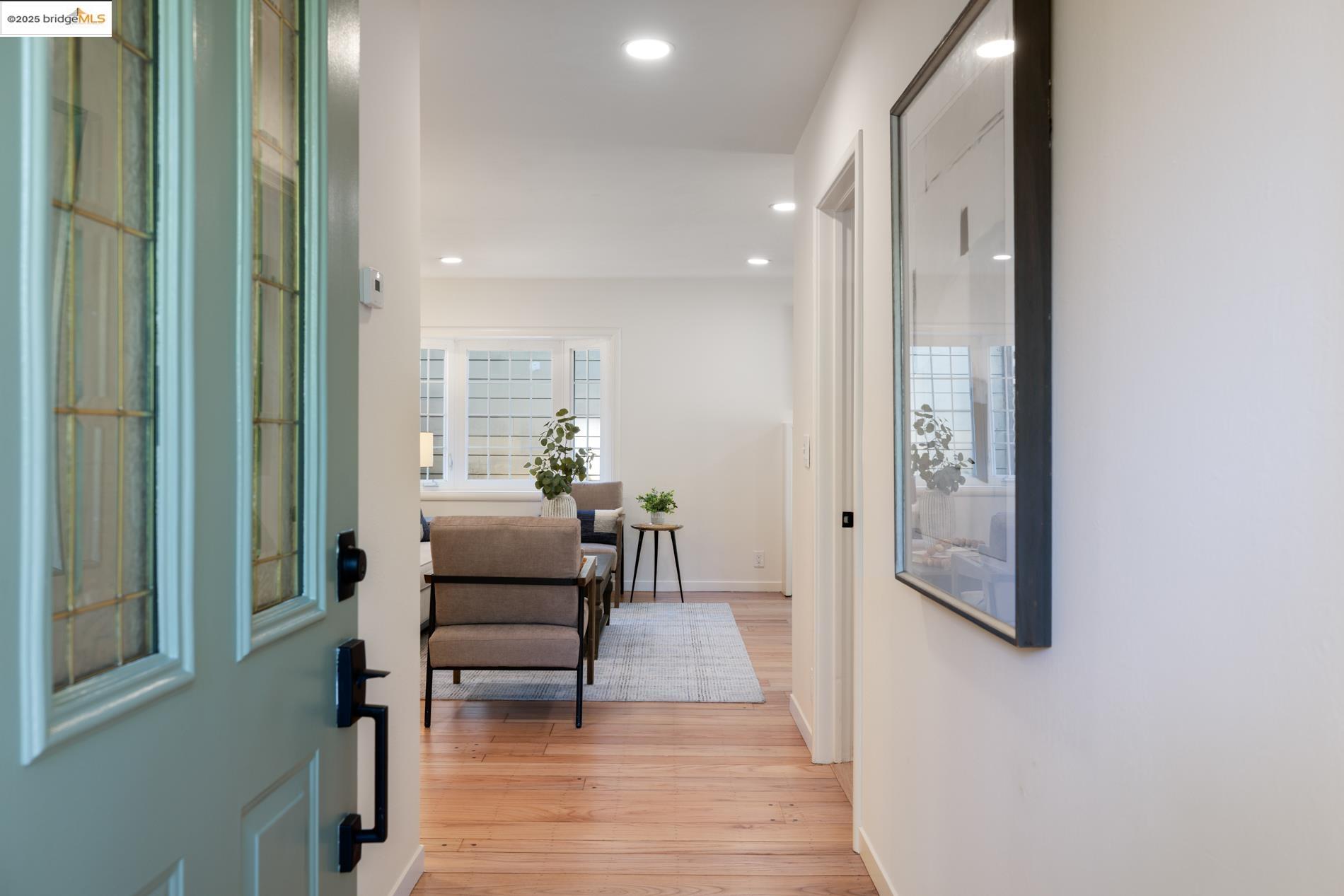 Detail Gallery Image 11 of 39 For 5808 Moraga Avenue, Oakland,  CA 94611 - 3 Beds | 1/1 Baths