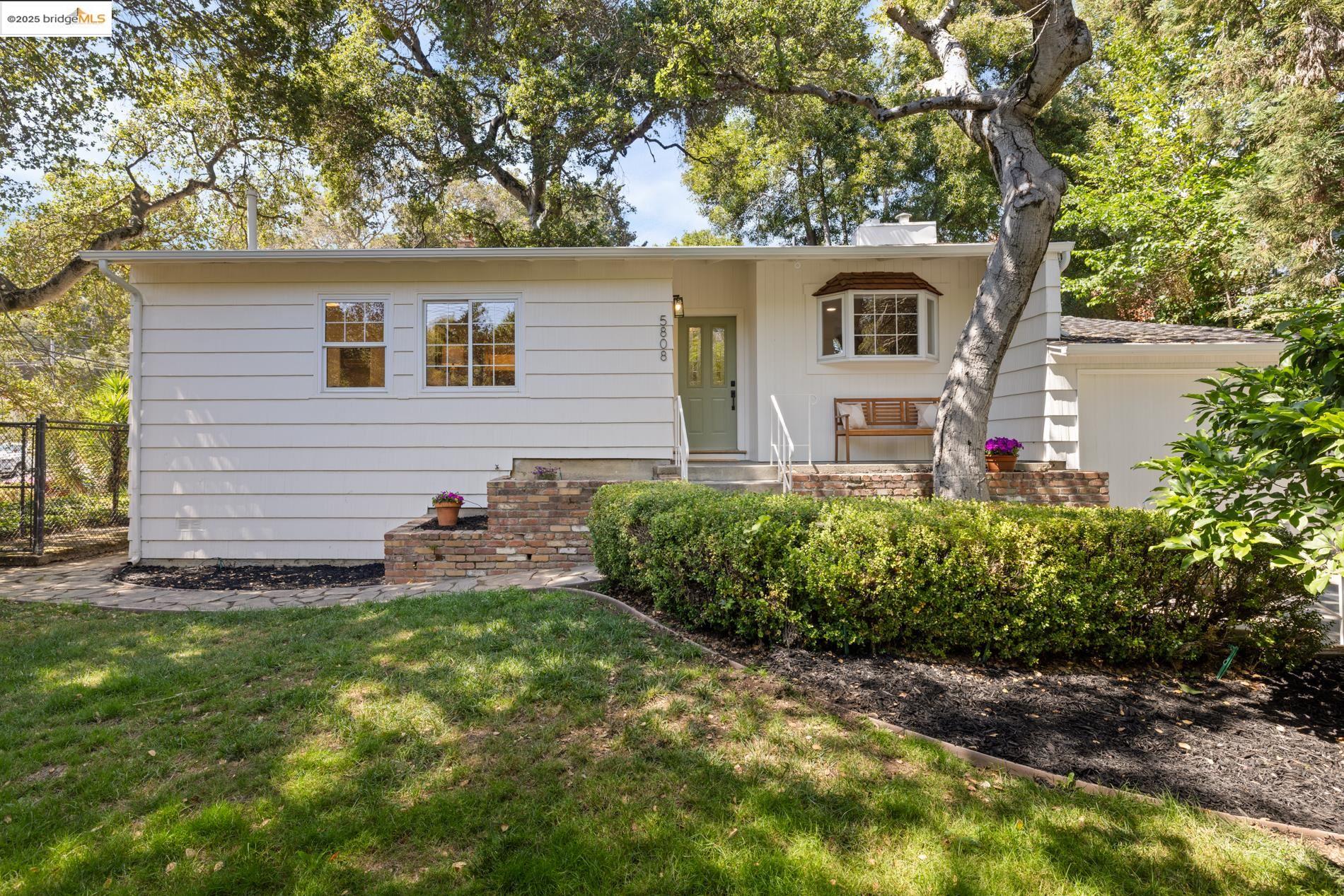 Detail Gallery Image 3 of 39 For 5808 Moraga Avenue, Oakland,  CA 94611 - 3 Beds | 1/1 Baths