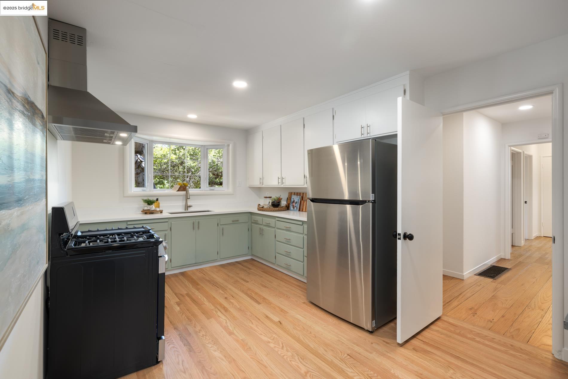 Detail Gallery Image 21 of 39 For 5808 Moraga Avenue, Oakland,  CA 94611 - 3 Beds | 1/1 Baths