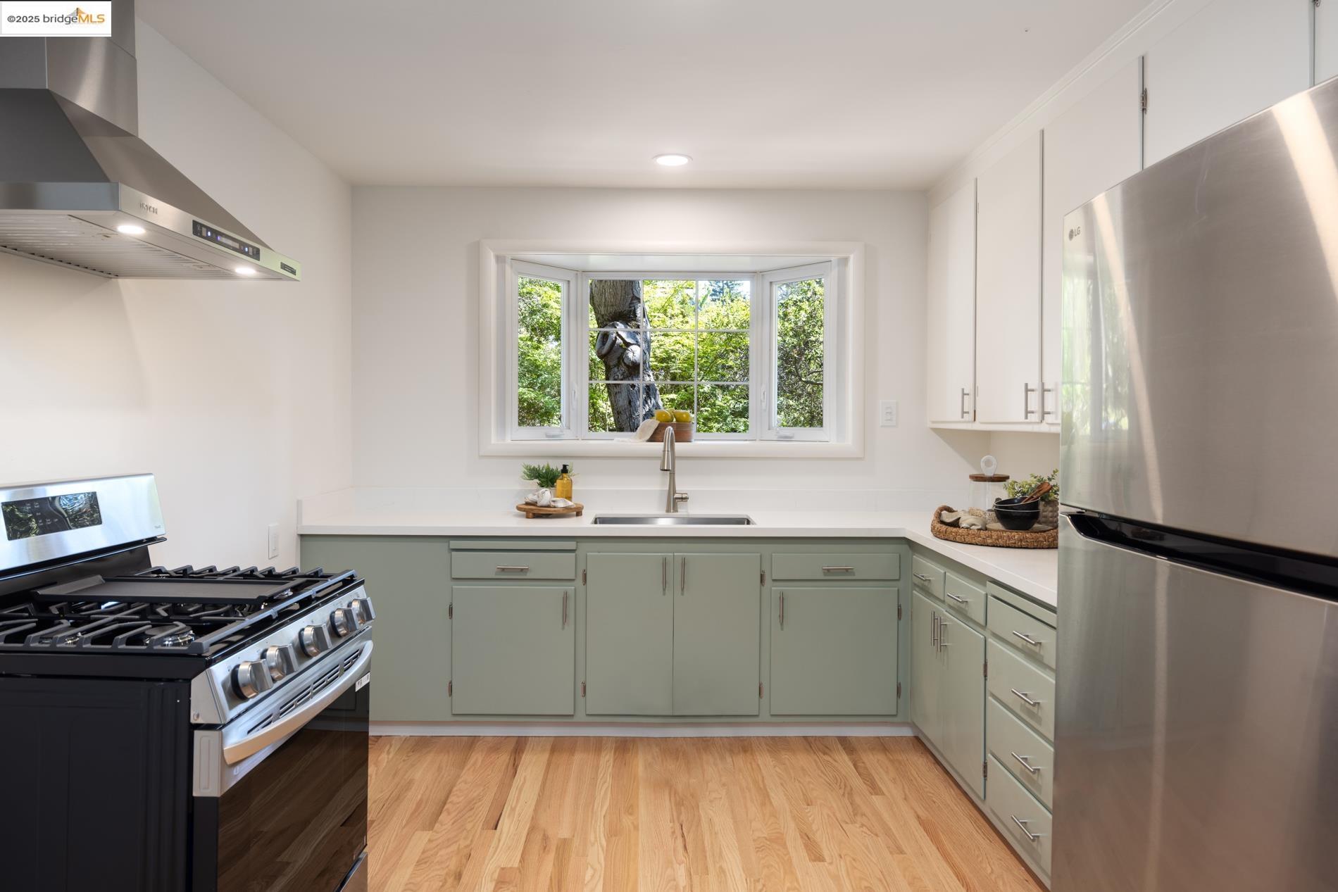 Detail Gallery Image 22 of 39 For 5808 Moraga Avenue, Oakland,  CA 94611 - 3 Beds | 1/1 Baths