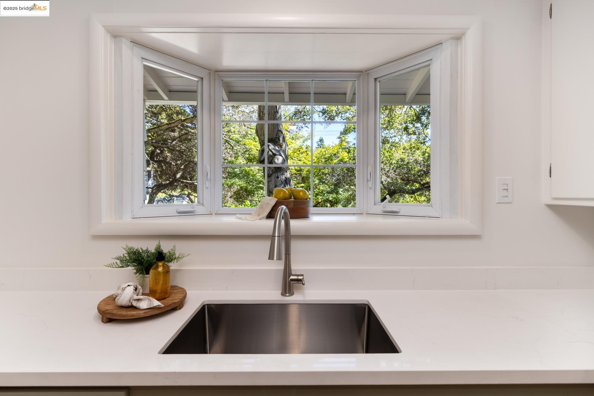 Detail Gallery Image 23 of 39 For 5808 Moraga Avenue, Oakland,  CA 94611 - 3 Beds | 1/1 Baths