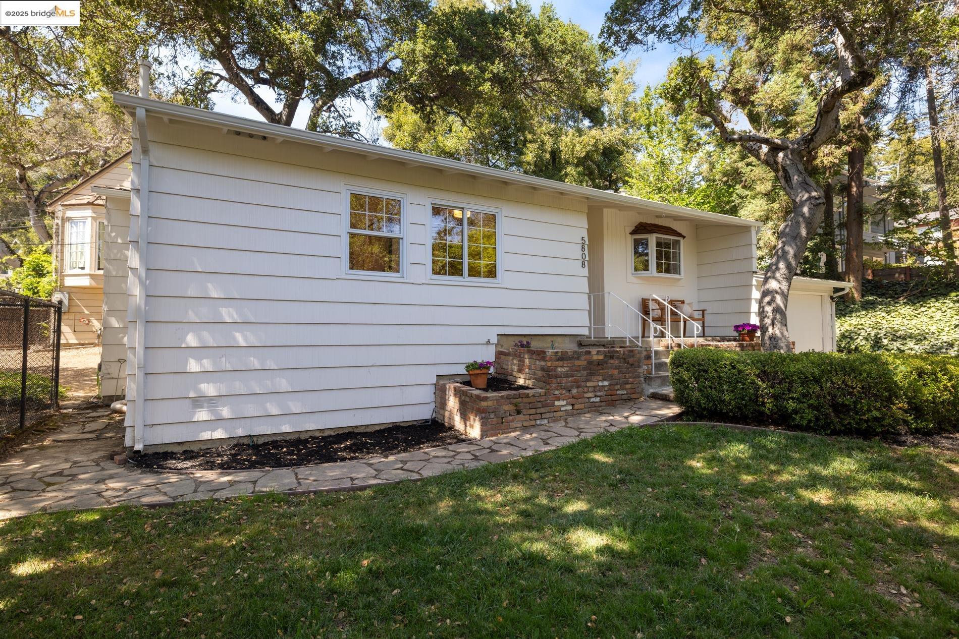 Detail Gallery Image 4 of 39 For 5808 Moraga Avenue, Oakland,  CA 94611 - 3 Beds | 1/1 Baths