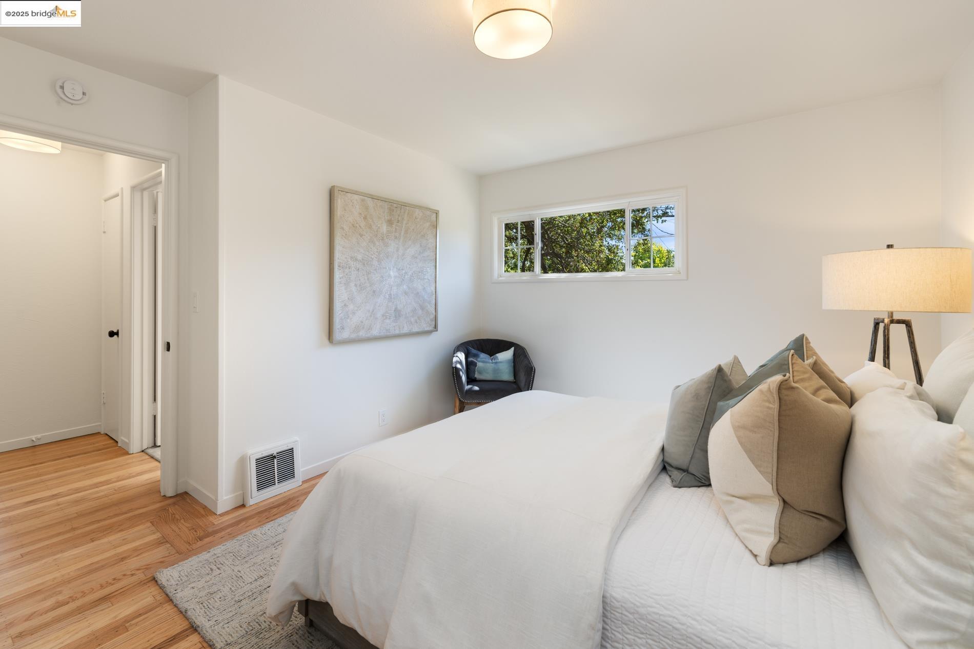 Detail Gallery Image 32 of 39 For 5808 Moraga Avenue, Oakland,  CA 94611 - 3 Beds | 1/1 Baths