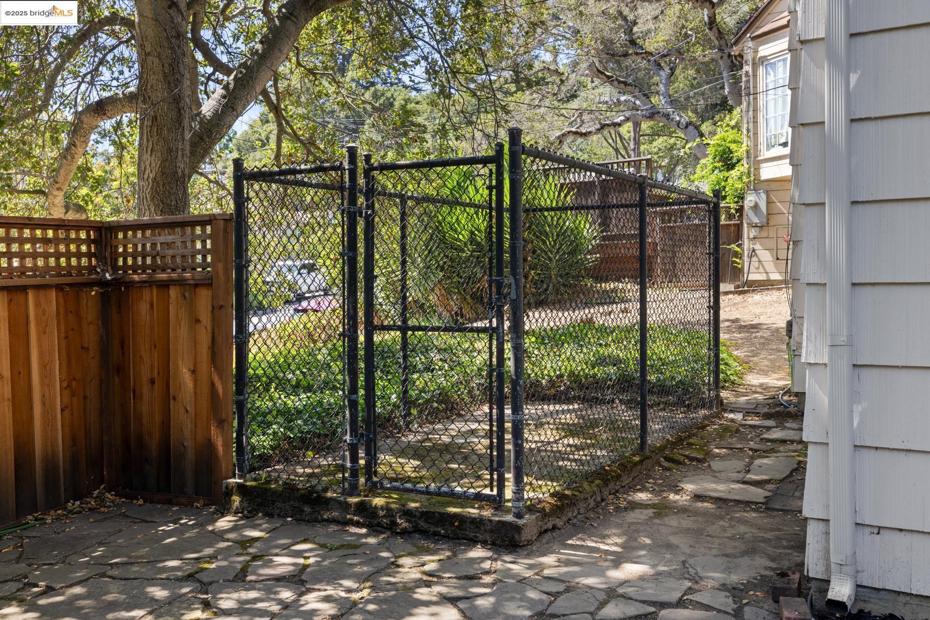 Detail Gallery Image 5 of 39 For 5808 Moraga Avenue, Oakland,  CA 94611 - 3 Beds | 1/1 Baths