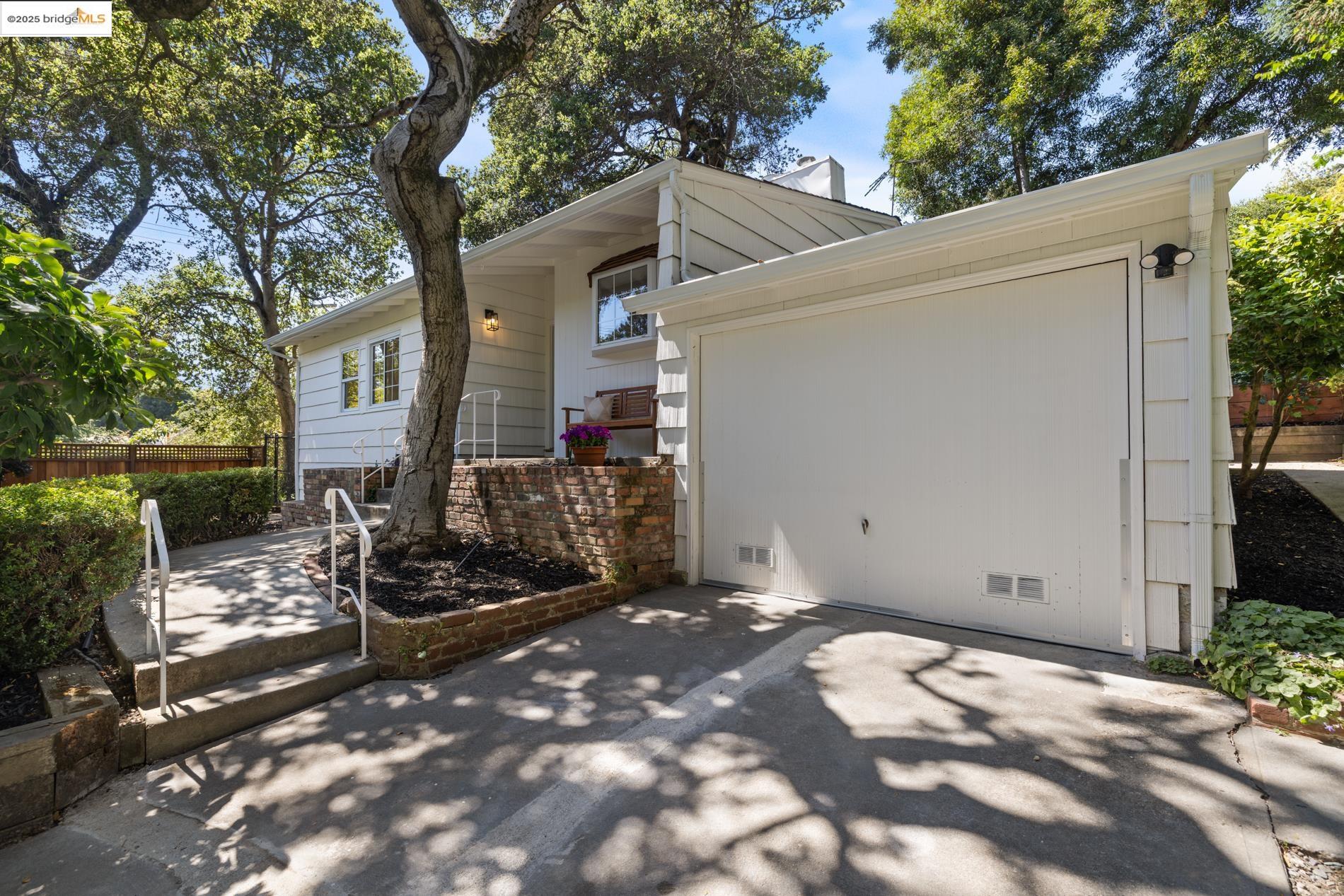 Detail Gallery Image 6 of 39 For 5808 Moraga Avenue, Oakland,  CA 94611 - 3 Beds | 1/1 Baths