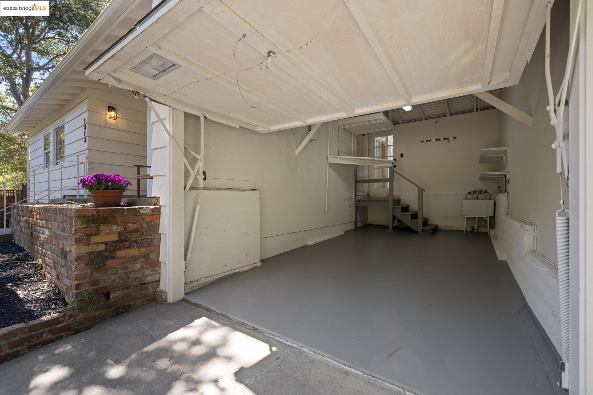 Detail Gallery Image 7 of 39 For 5808 Moraga Avenue, Oakland,  CA 94611 - 3 Beds | 1/1 Baths