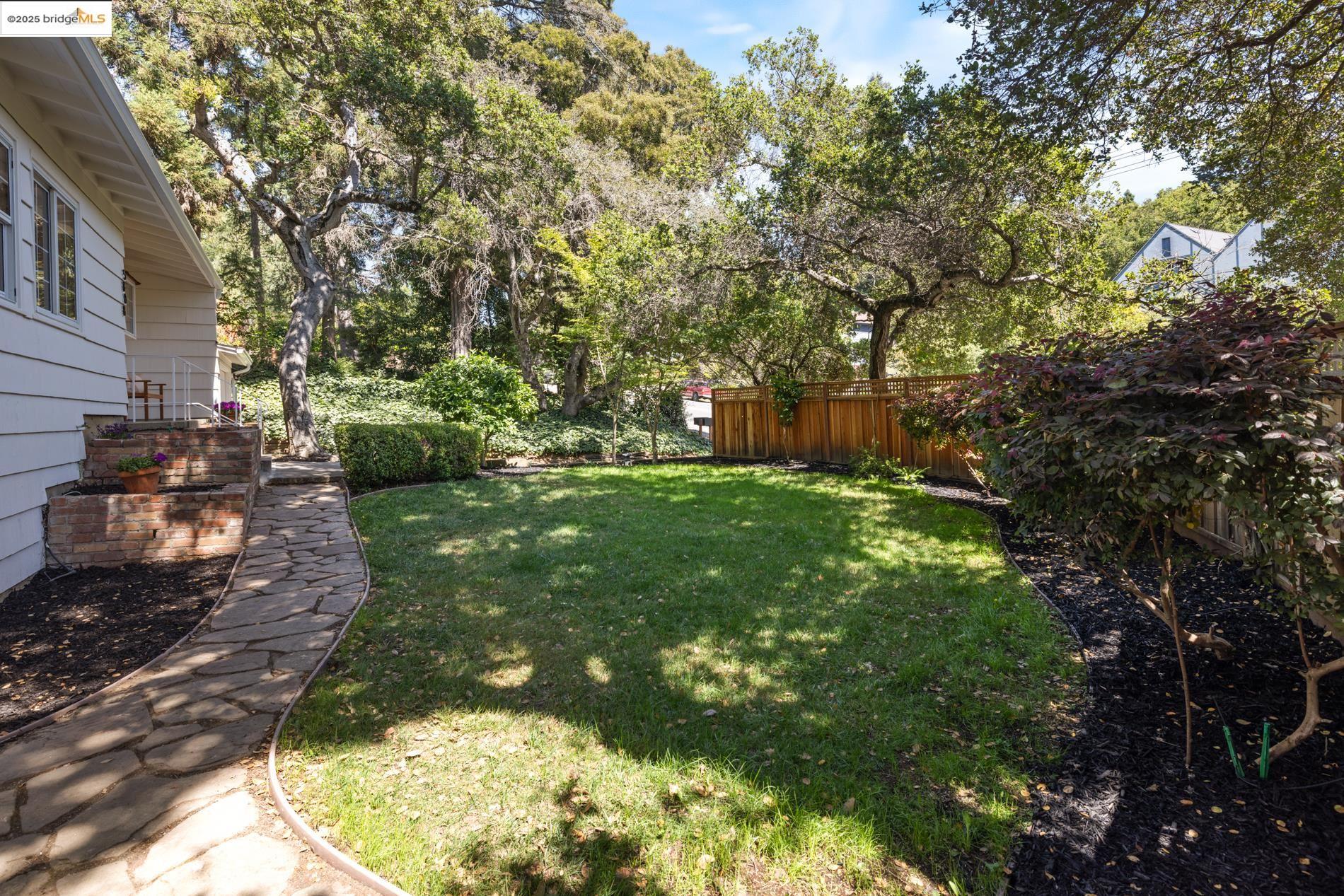 Detail Gallery Image 8 of 39 For 5808 Moraga Avenue, Oakland,  CA 94611 - 3 Beds | 1/1 Baths