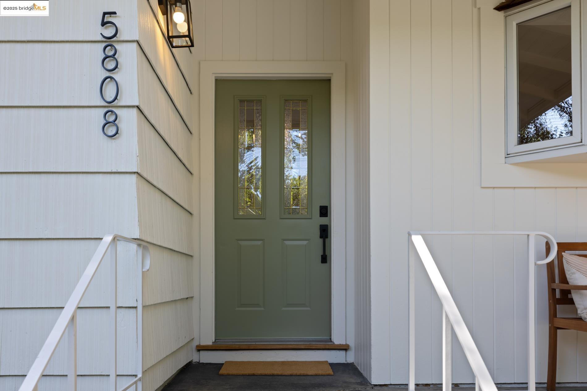 Detail Gallery Image 10 of 39 For 5808 Moraga Avenue, Oakland,  CA 94611 - 3 Beds | 1/1 Baths
