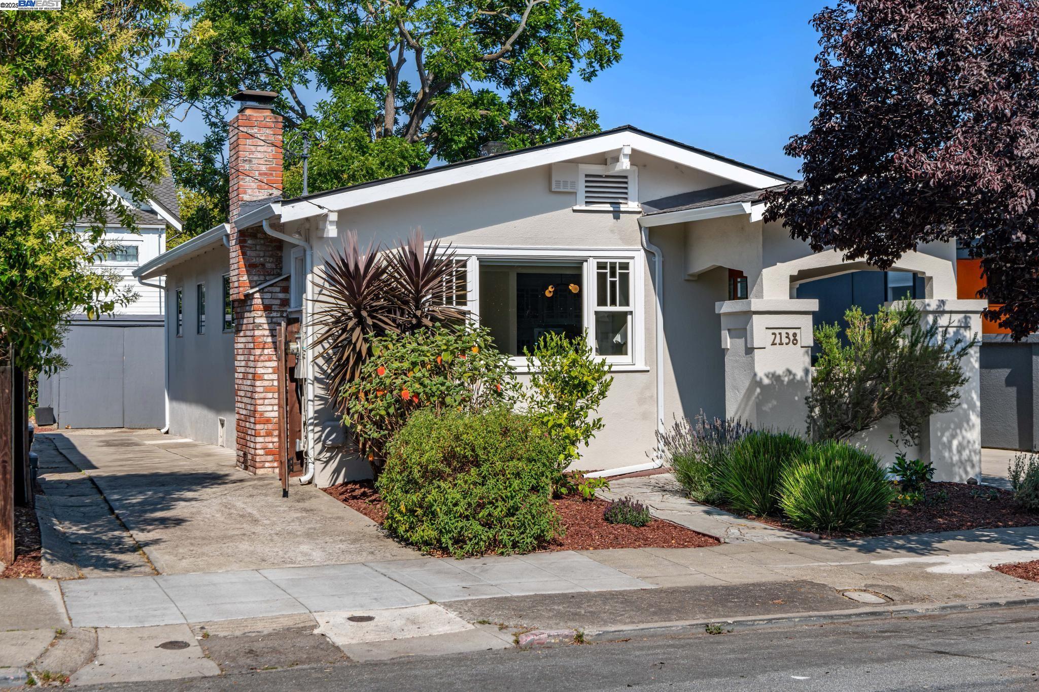 Detail Gallery Image 3 of 58 For 2138 Byron, Berkeley,  CA 94702 - 3 Beds | 1 Baths