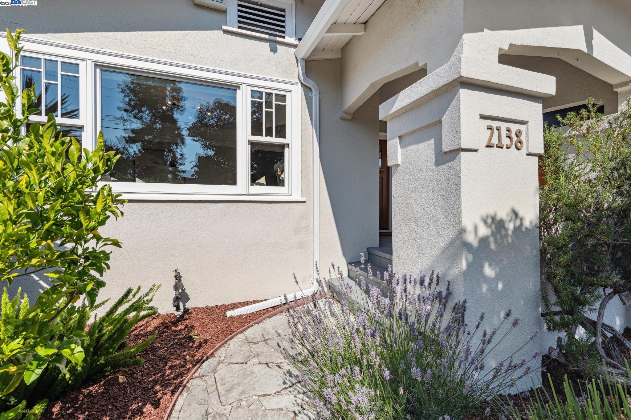 Detail Gallery Image 4 of 58 For 2138 Byron, Berkeley,  CA 94702 - 3 Beds | 1 Baths