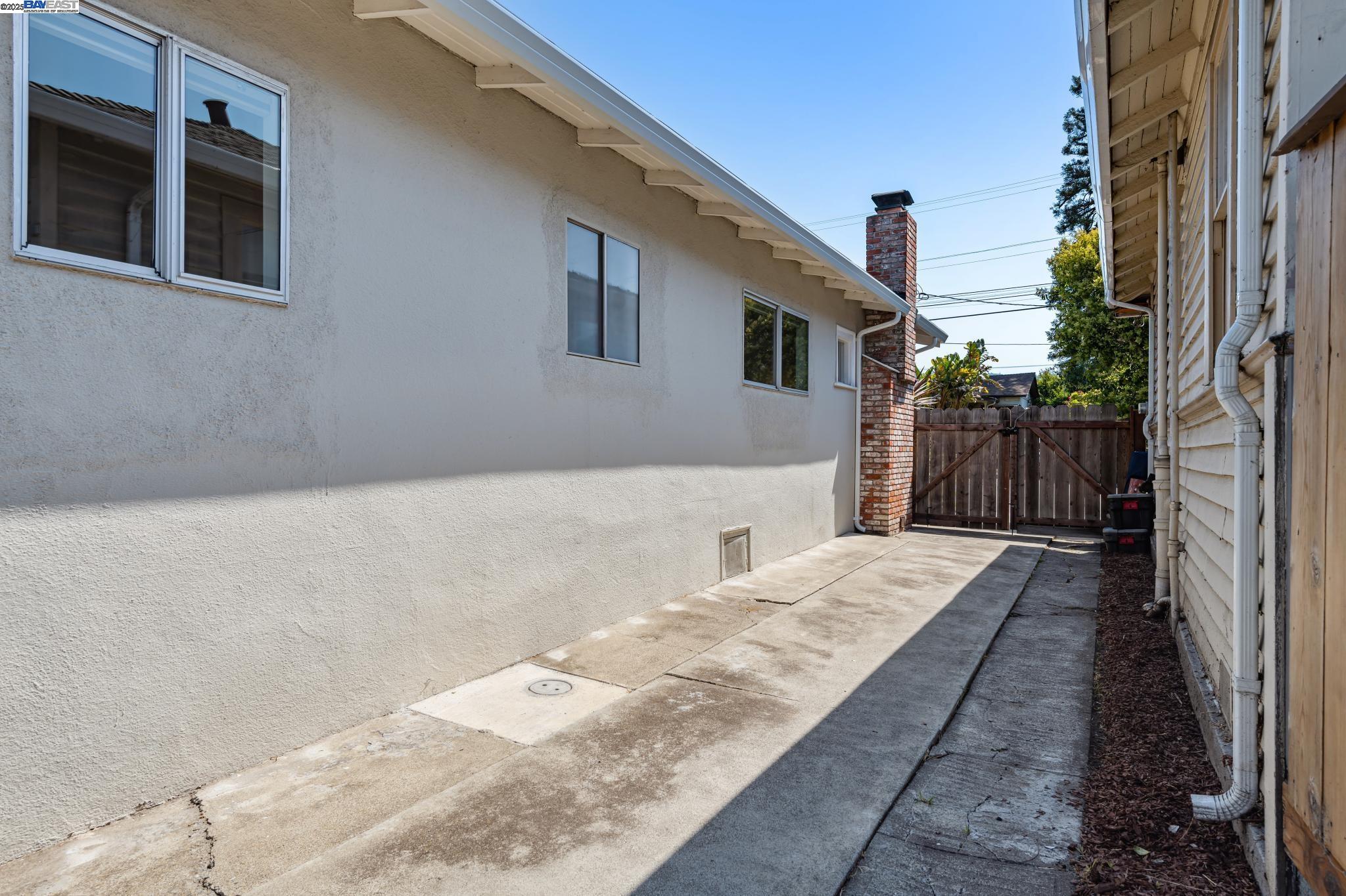 Detail Gallery Image 53 of 58 For 2138 Byron, Berkeley,  CA 94702 - 3 Beds | 1 Baths