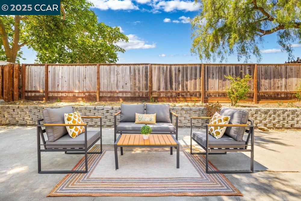 Detail Gallery Image 14 of 17 For 2087 Brook St, Concord,  CA 94520 - 4 Beds | 2 Baths