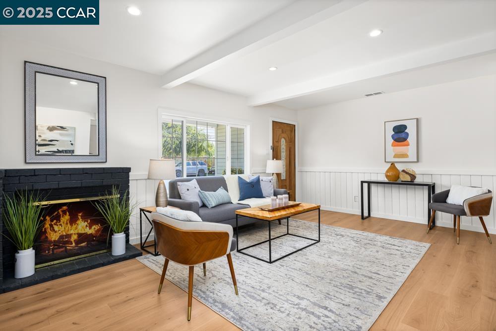 Detail Gallery Image 3 of 17 For 2087 Brook St, Concord,  CA 94520 - 4 Beds | 2 Baths