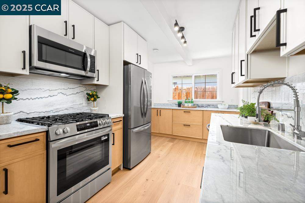 Detail Gallery Image 5 of 17 For 2087 Brook St, Concord,  CA 94520 - 4 Beds | 2 Baths
