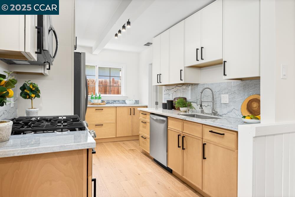 Detail Gallery Image 6 of 17 For 2087 Brook St, Concord,  CA 94520 - 4 Beds | 2 Baths