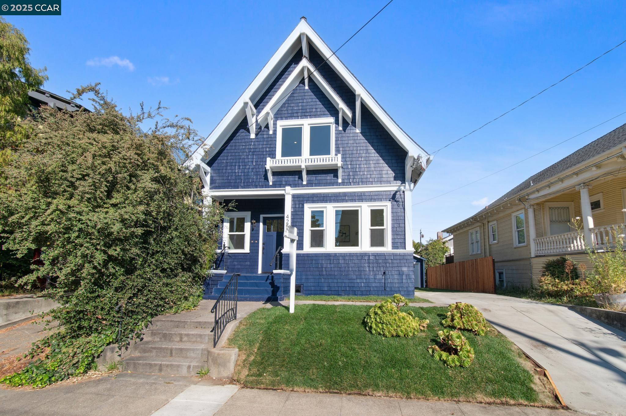 Detail Gallery Image 2 of 53 For 4250 Terrace St, Oakland,  CA 94611 - 4 Beds | 3 Baths
