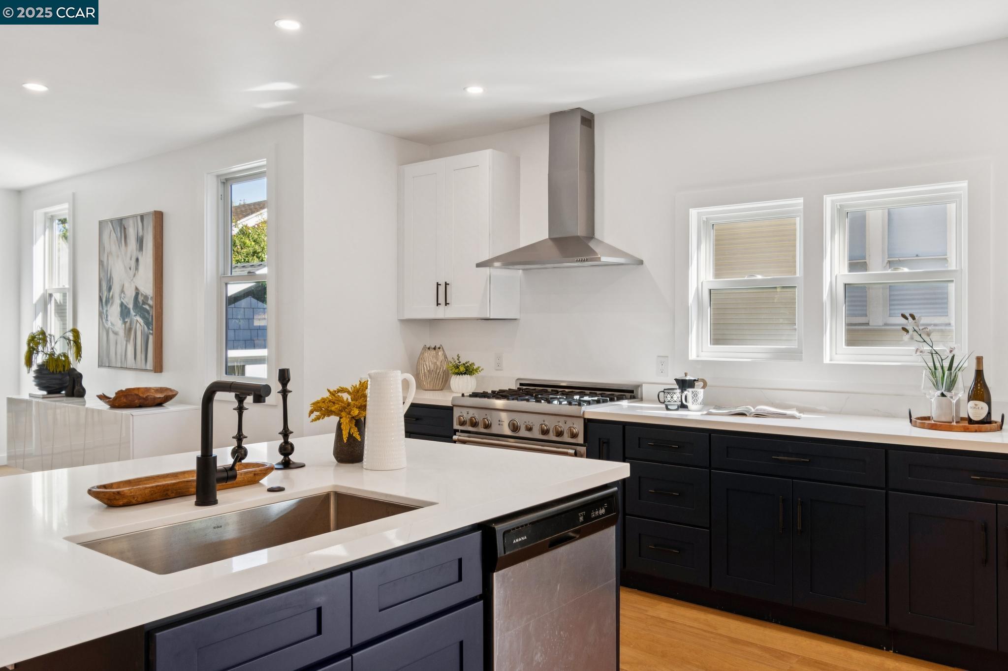 Detail Gallery Image 12 of 53 For 4250 Terrace St, Oakland,  CA 94611 - 4 Beds | 3 Baths