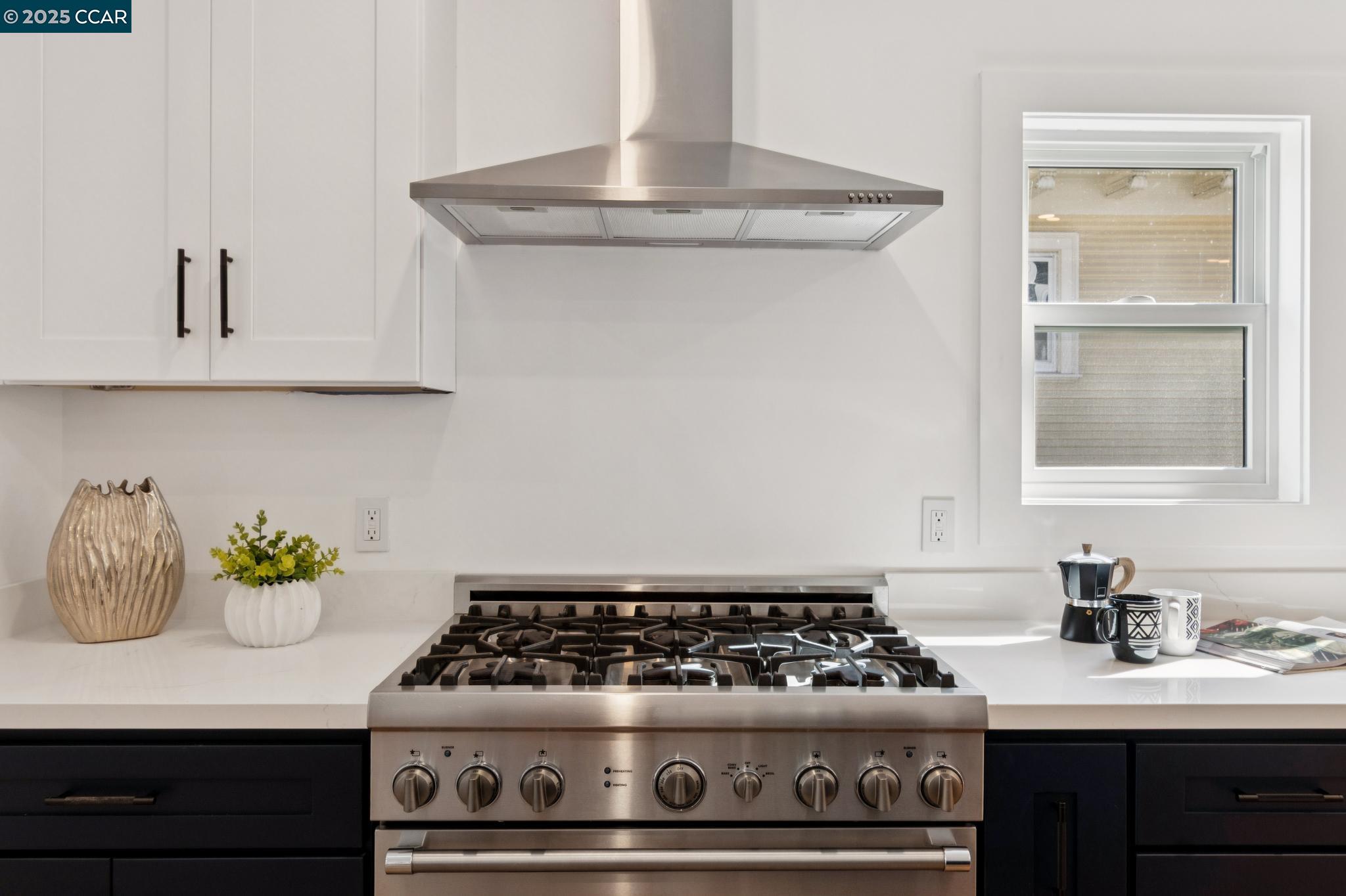 Detail Gallery Image 15 of 53 For 4250 Terrace St, Oakland,  CA 94611 - 4 Beds | 3 Baths