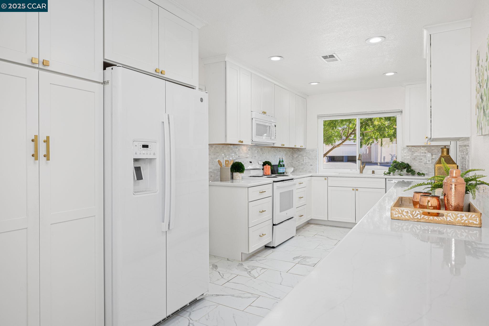 Detail Gallery Image 2 of 21 For 14 Mt Wilson Way, Clayton,  CA 94517 - 3 Beds | 2/1 Baths