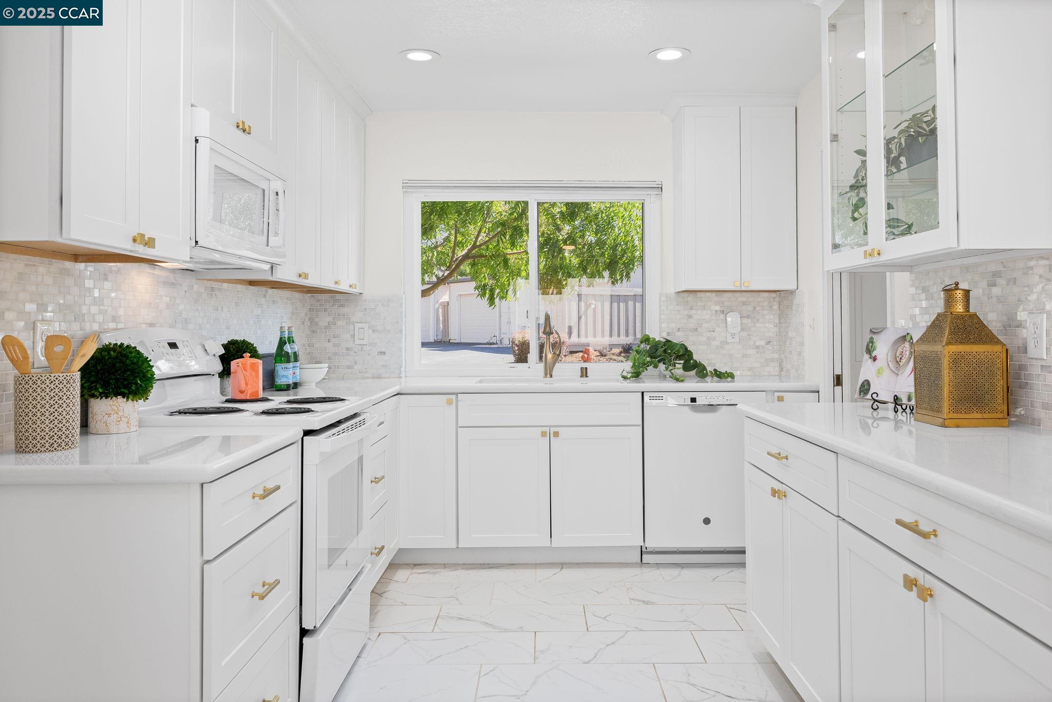 Detail Gallery Image 3 of 21 For 14 Mt Wilson Way, Clayton,  CA 94517 - 3 Beds | 2/1 Baths