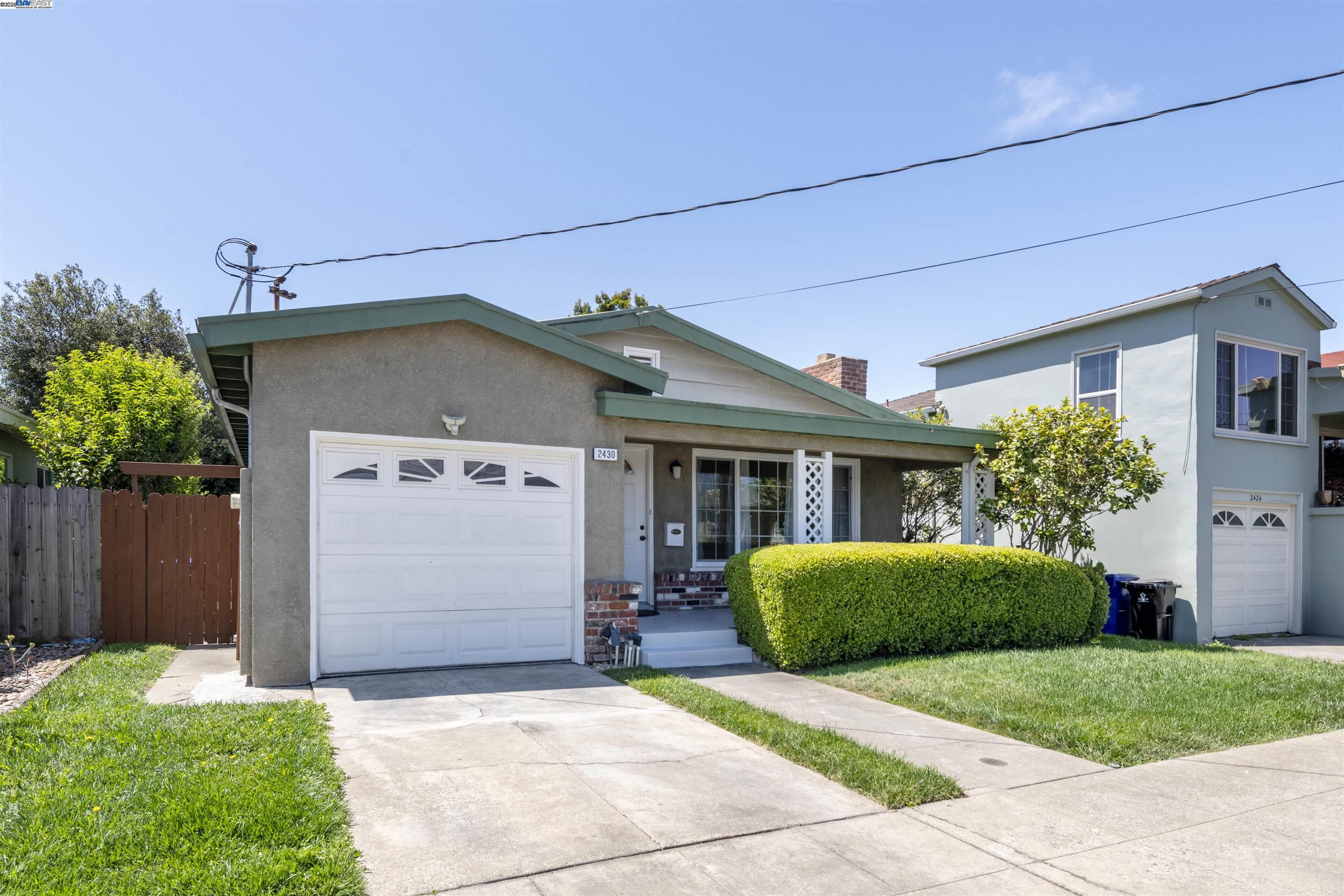 Detail Gallery Image 2 of 32 For 2430 Garvin Ave, Richmond,  CA 94804 - 3 Beds | 1/1 Baths