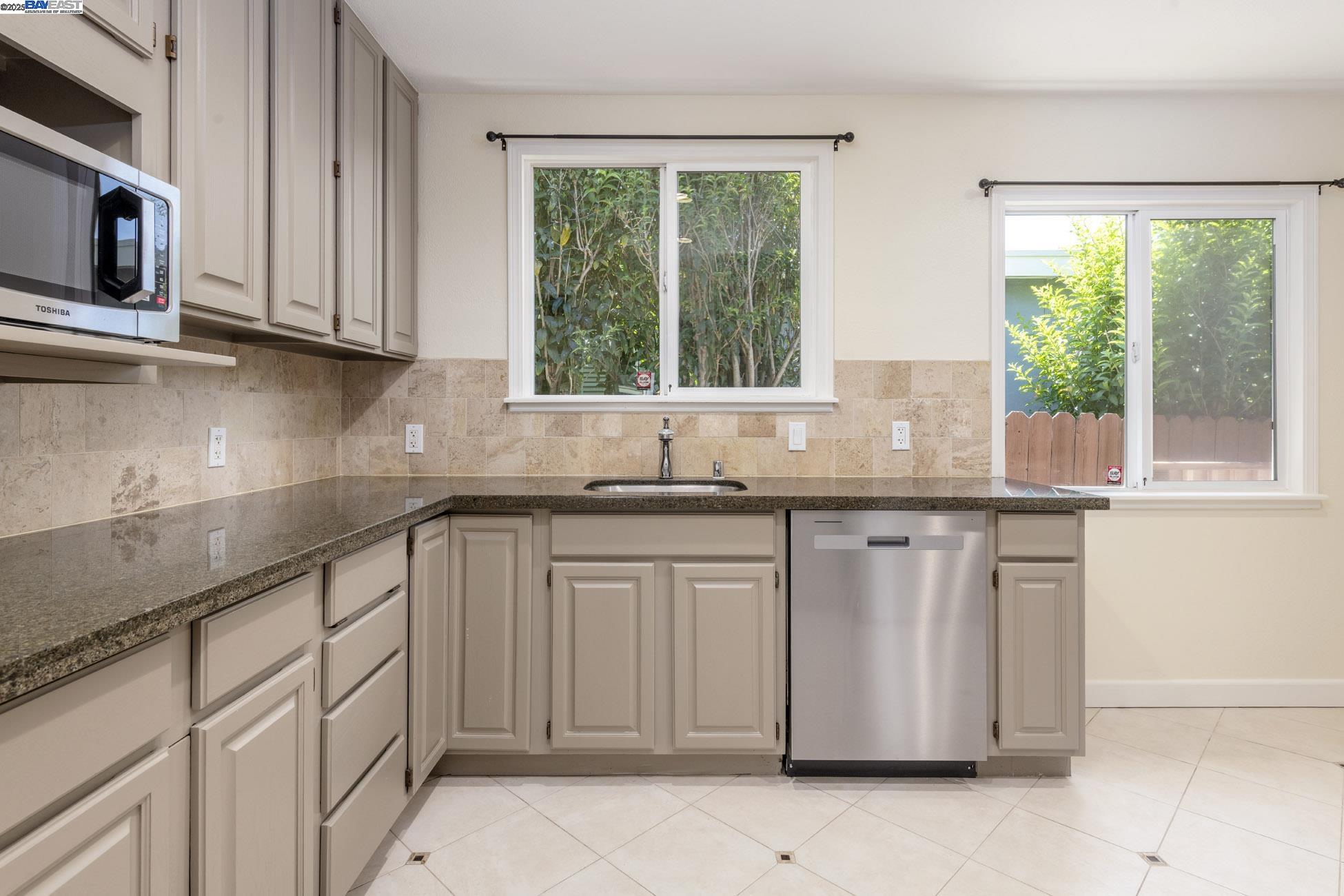 Detail Gallery Image 11 of 32 For 2430 Garvin Ave, Richmond,  CA 94804 - 3 Beds | 1/1 Baths