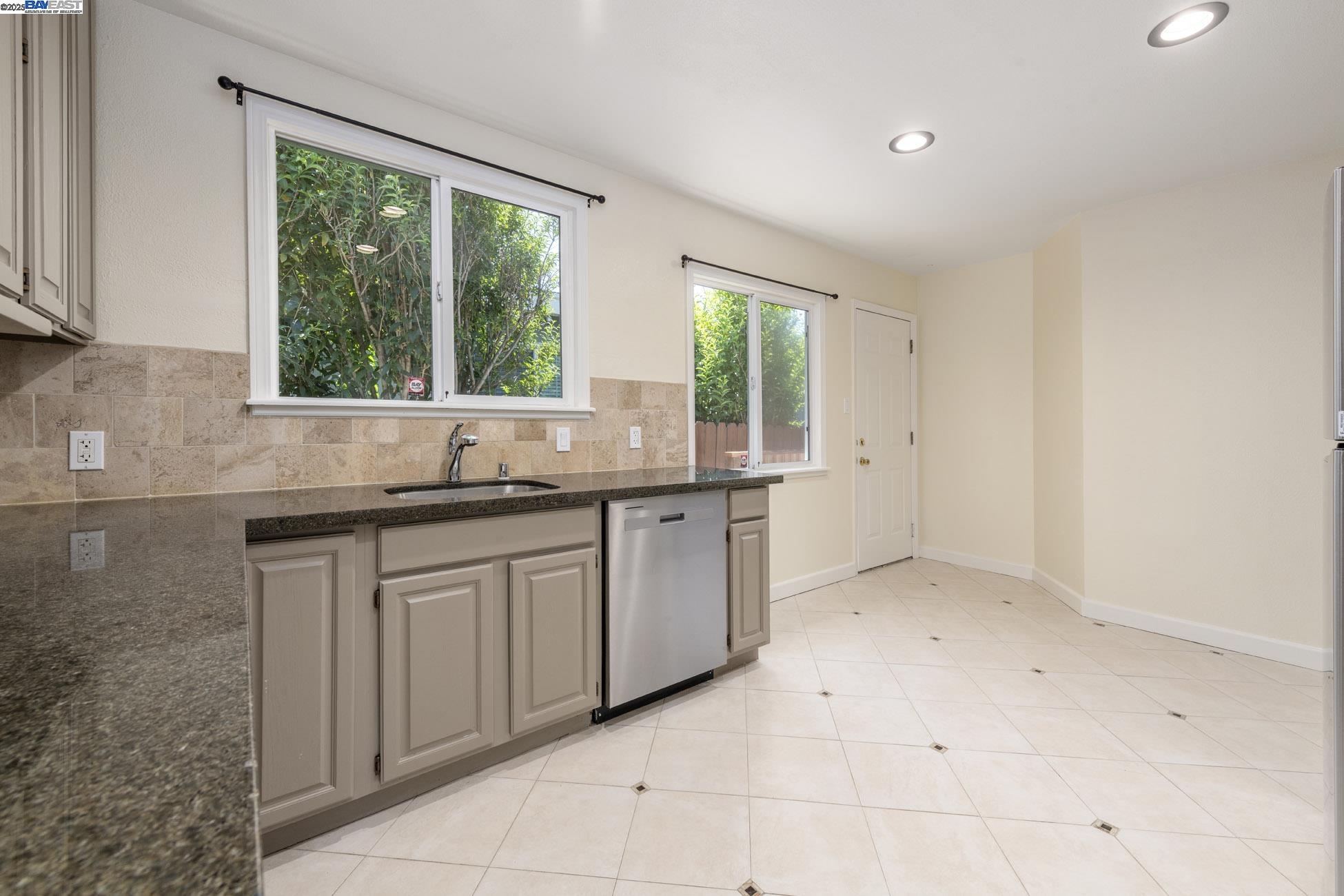 Detail Gallery Image 12 of 32 For 2430 Garvin Ave, Richmond,  CA 94804 - 3 Beds | 1/1 Baths