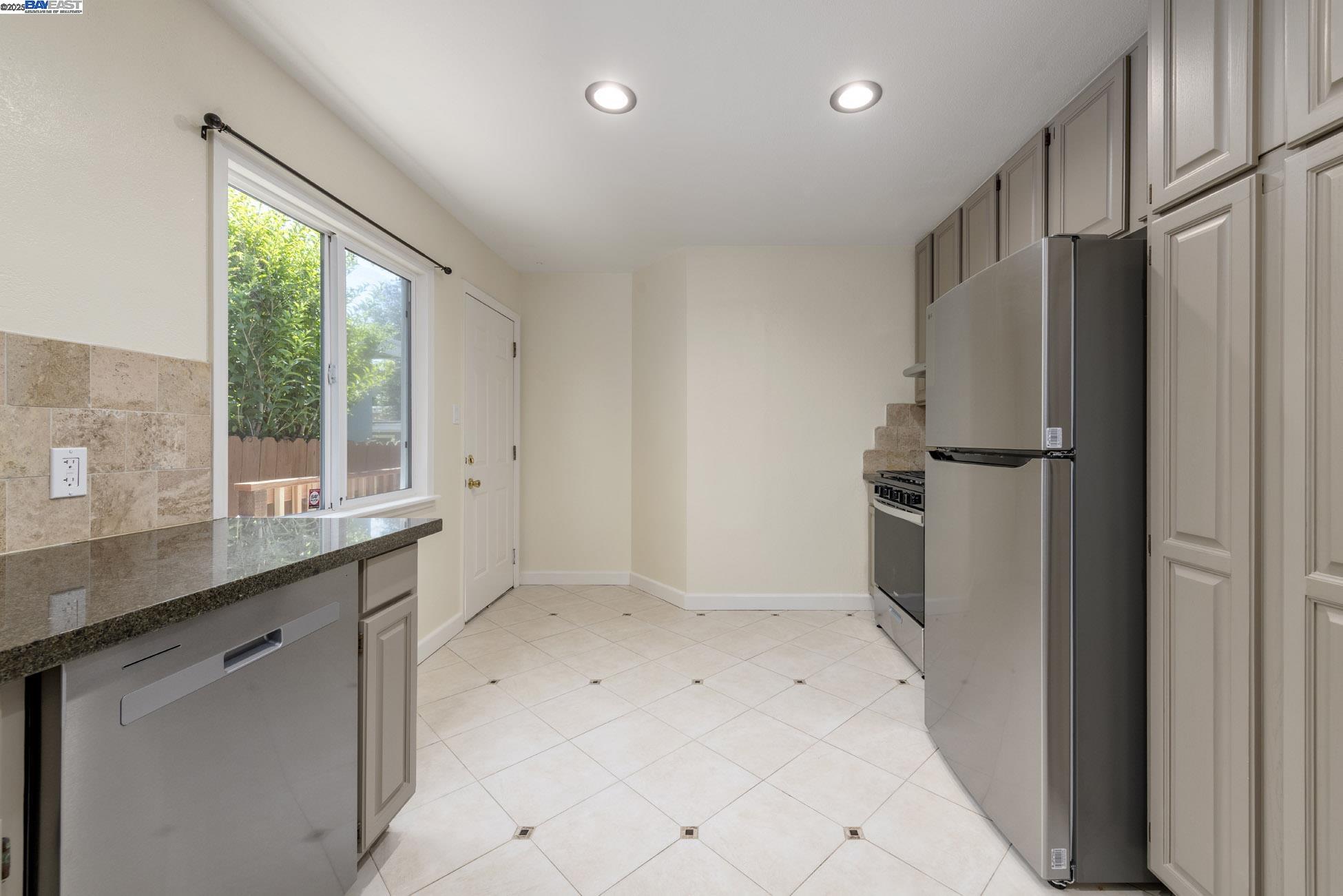Detail Gallery Image 13 of 32 For 2430 Garvin Ave, Richmond,  CA 94804 - 3 Beds | 1/1 Baths