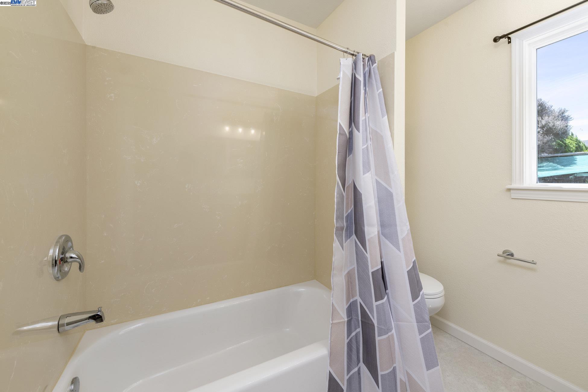 Detail Gallery Image 18 of 32 For 2430 Garvin Ave, Richmond,  CA 94804 - 3 Beds | 1/1 Baths
