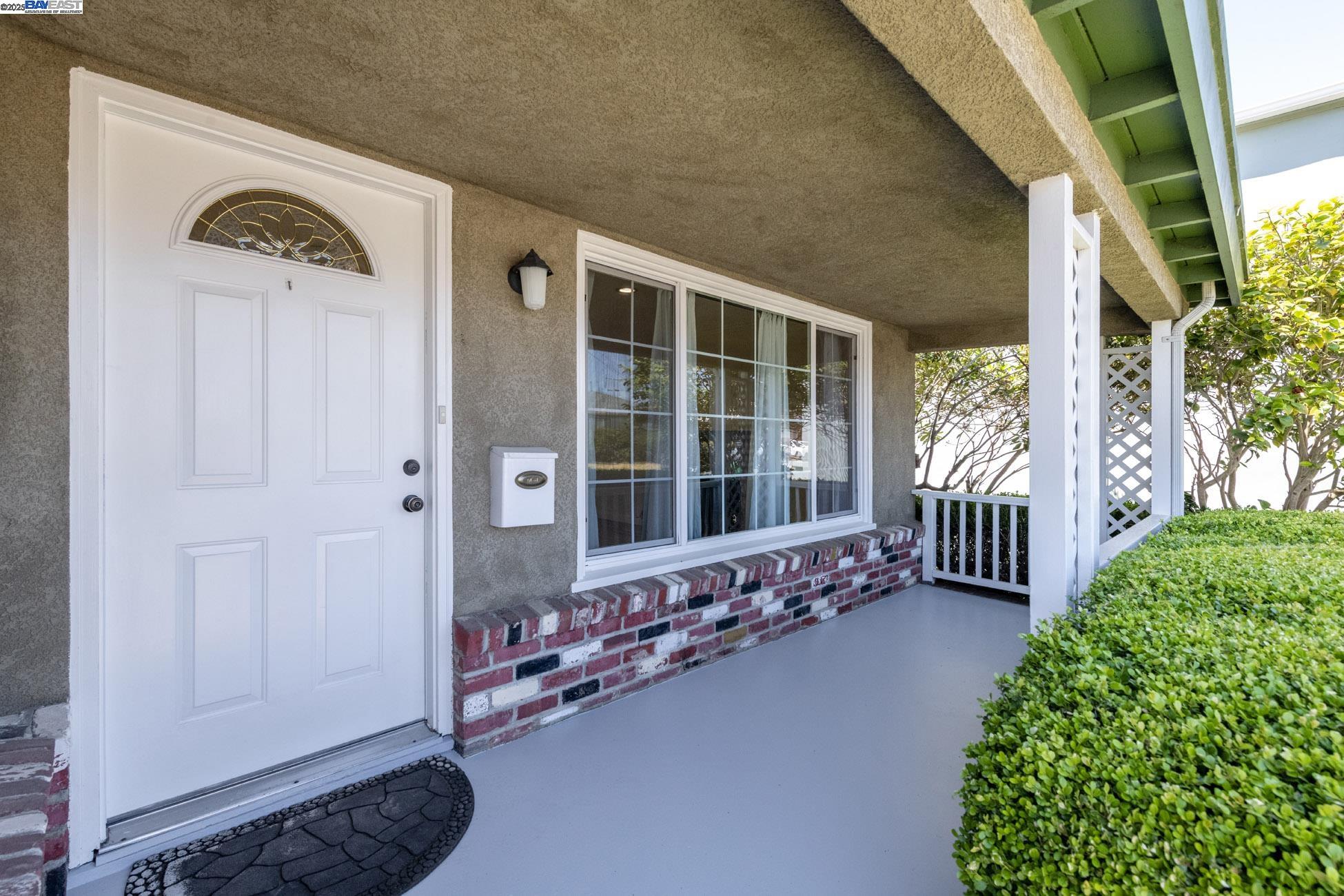 Detail Gallery Image 3 of 32 For 2430 Garvin Ave, Richmond,  CA 94804 - 3 Beds | 1/1 Baths