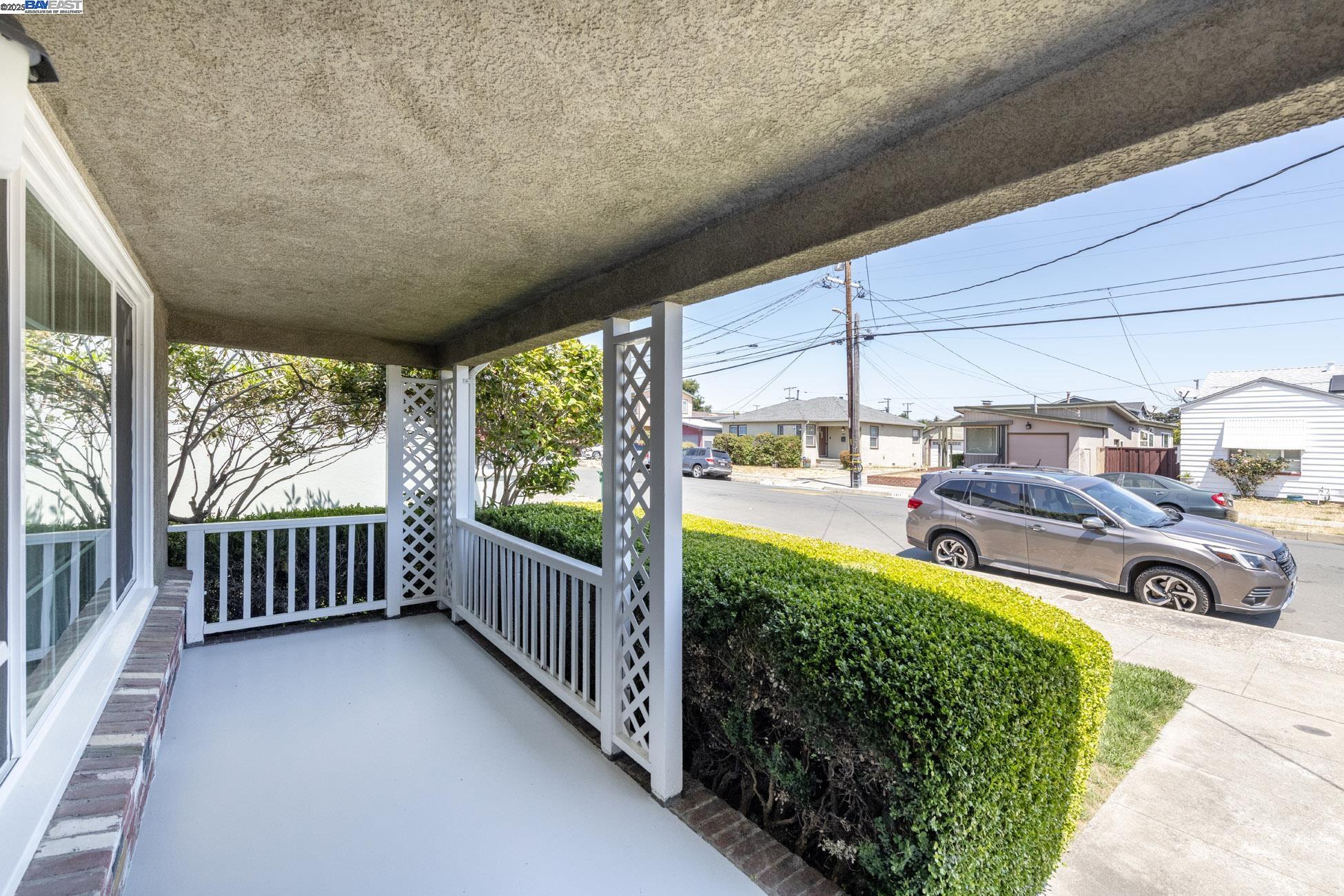 Detail Gallery Image 4 of 32 For 2430 Garvin Ave, Richmond,  CA 94804 - 3 Beds | 1/1 Baths