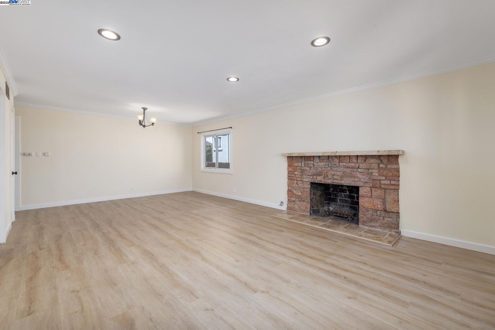Detail Gallery Image 5 of 32 For 2430 Garvin Ave, Richmond,  CA 94804 - 3 Beds | 1/1 Baths