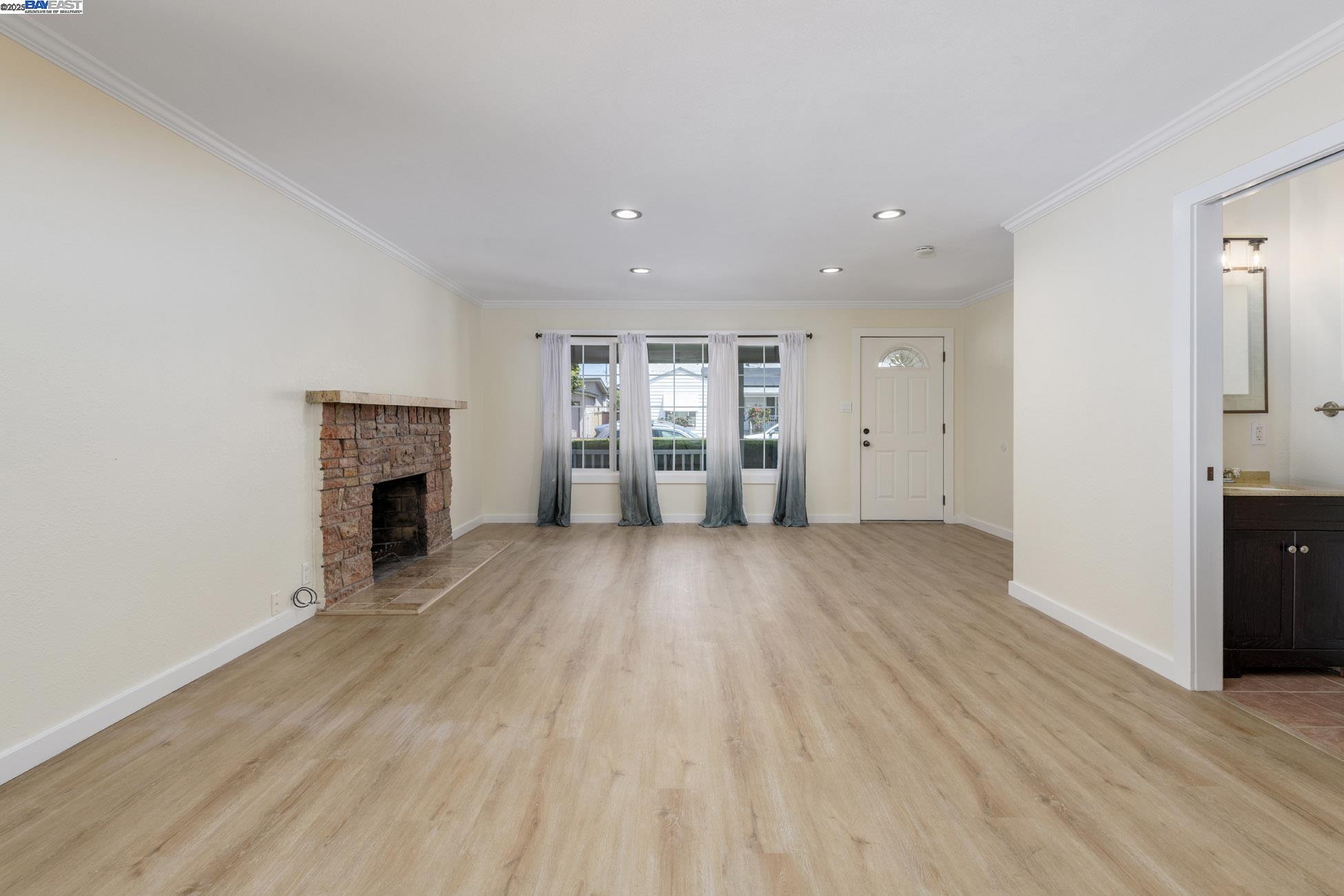 Detail Gallery Image 7 of 32 For 2430 Garvin Ave, Richmond,  CA 94804 - 3 Beds | 1/1 Baths