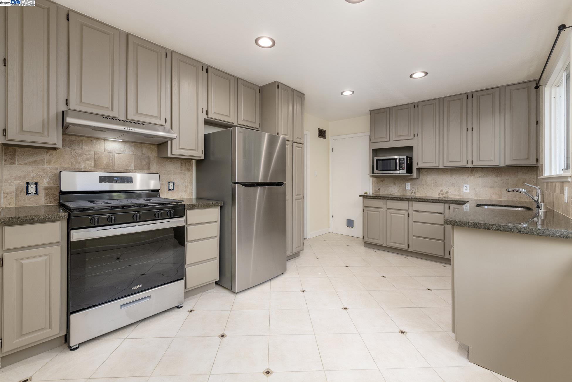 Detail Gallery Image 10 of 32 For 2430 Garvin Ave, Richmond,  CA 94804 - 3 Beds | 1/1 Baths