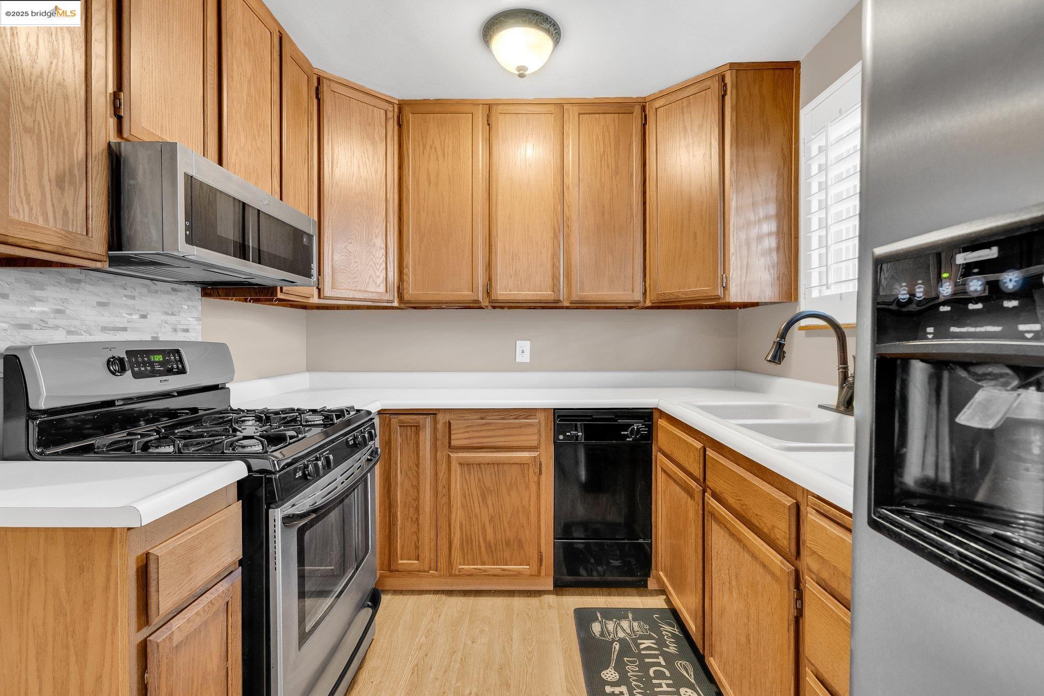 Detail Gallery Image 2 of 28 For 860 W. 17th St., Pittsburg,  CA 94565-3715 - 3 Beds | 1 Baths