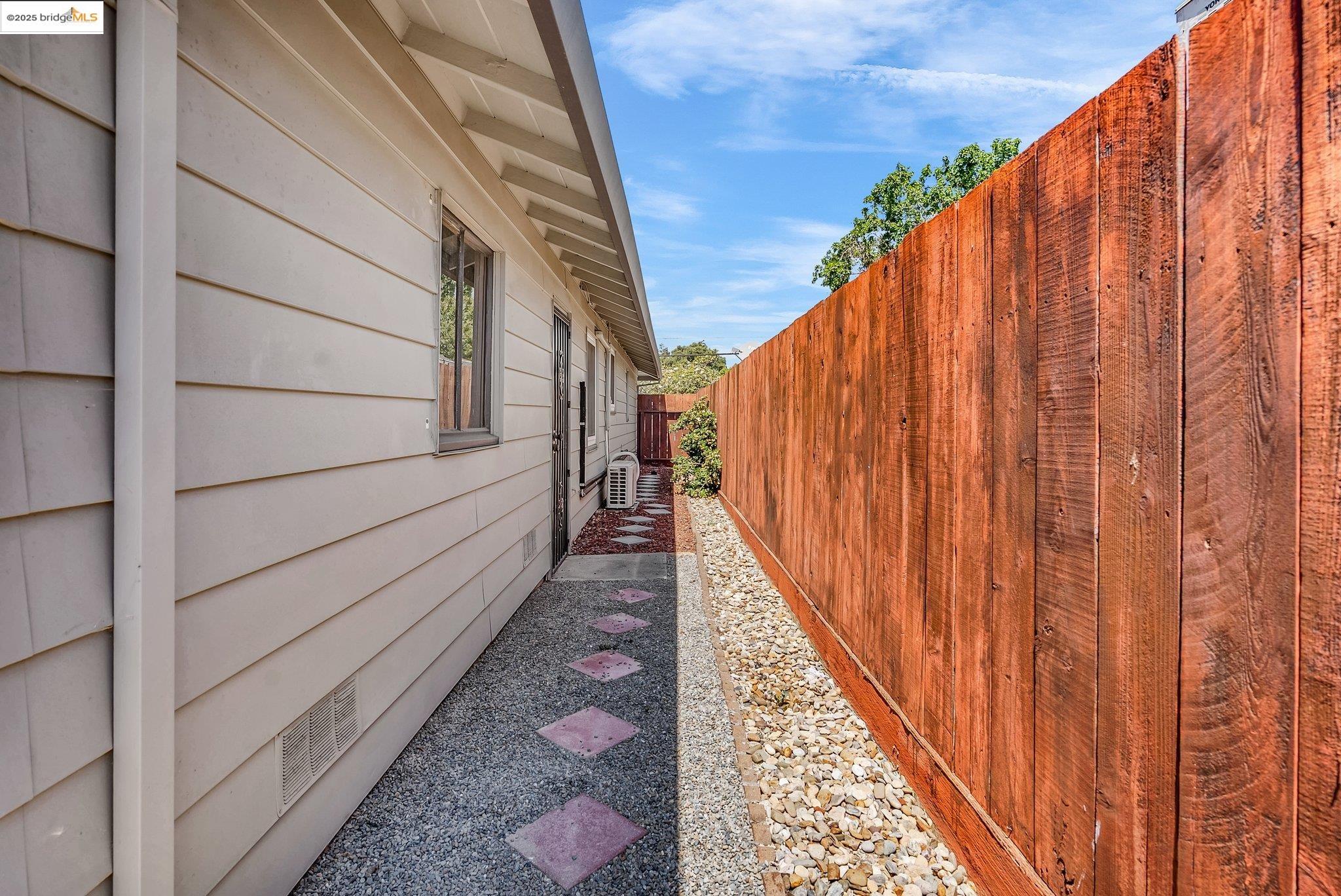 Detail Gallery Image 12 of 28 For 860 W. 17th St., Pittsburg,  CA 94565-3715 - 3 Beds | 1 Baths