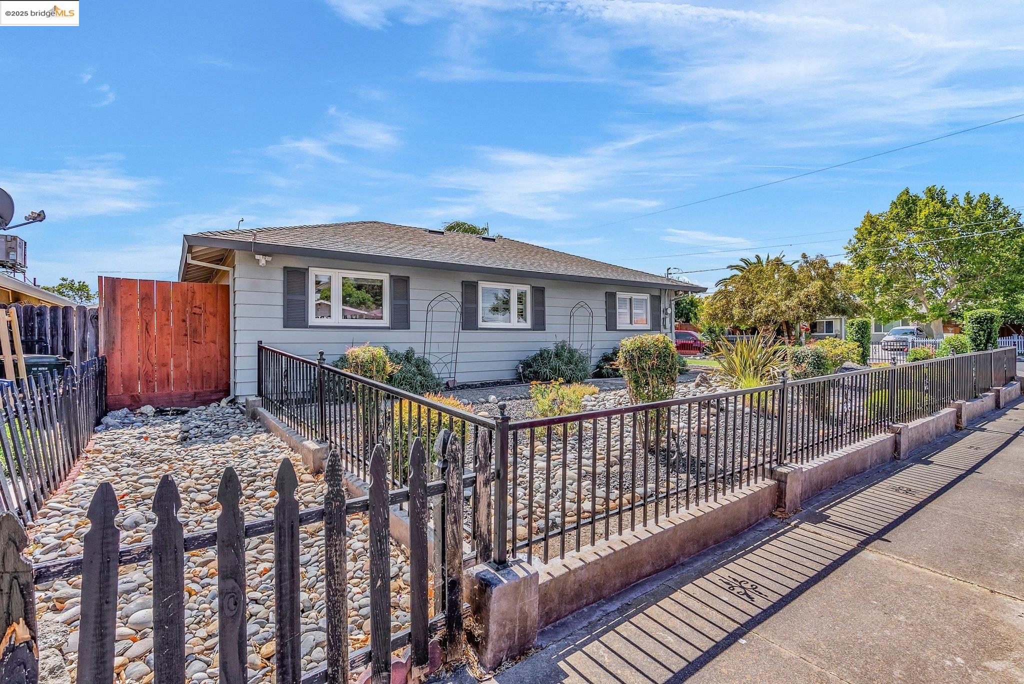Detail Gallery Image 7 of 28 For 860 W. 17th St., Pittsburg,  CA 94565-3715 - 3 Beds | 1 Baths