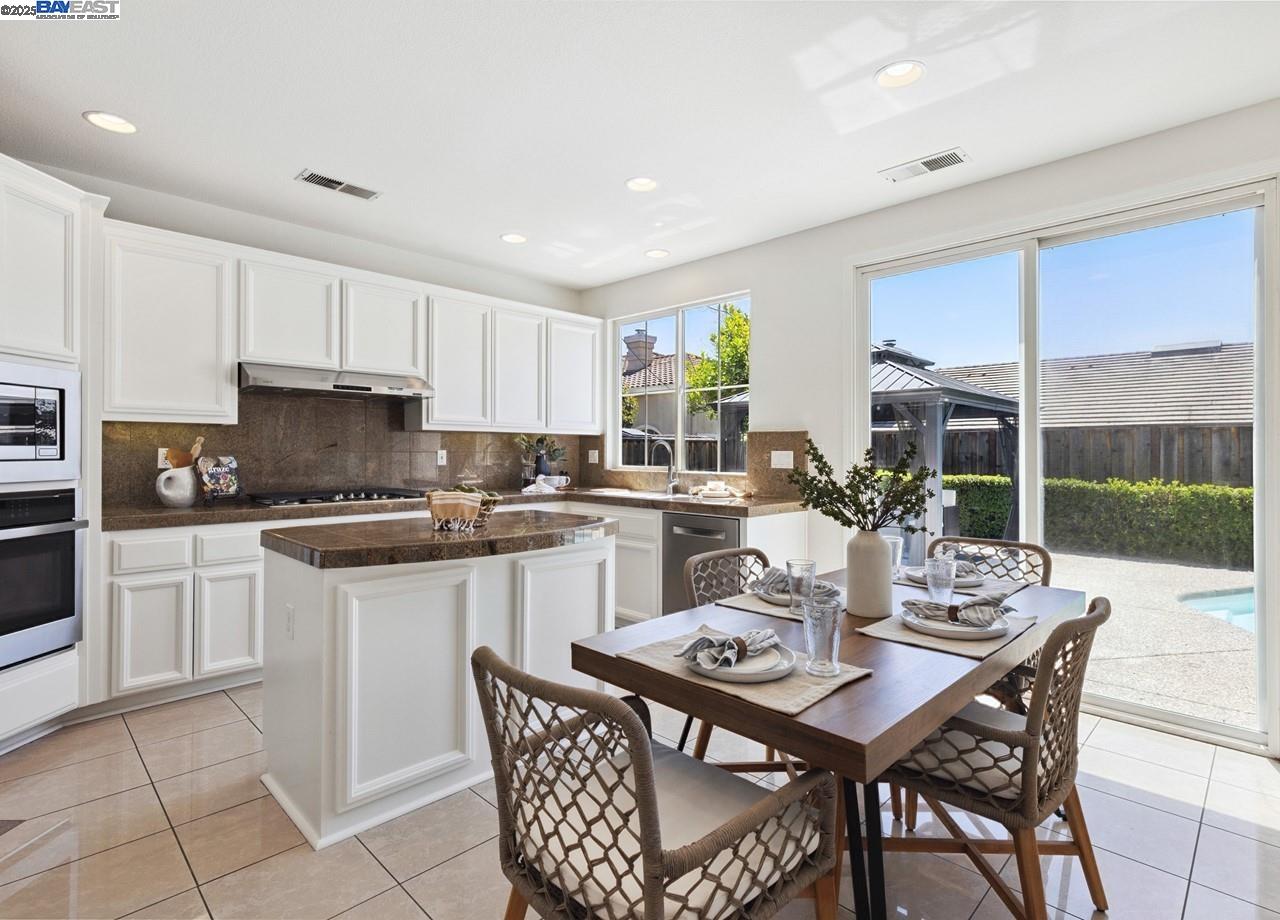 Detail Gallery Image 15 of 41 For 156 Elisha Ln, San Ramon,  CA 94583 - 4 Beds | 3 Baths