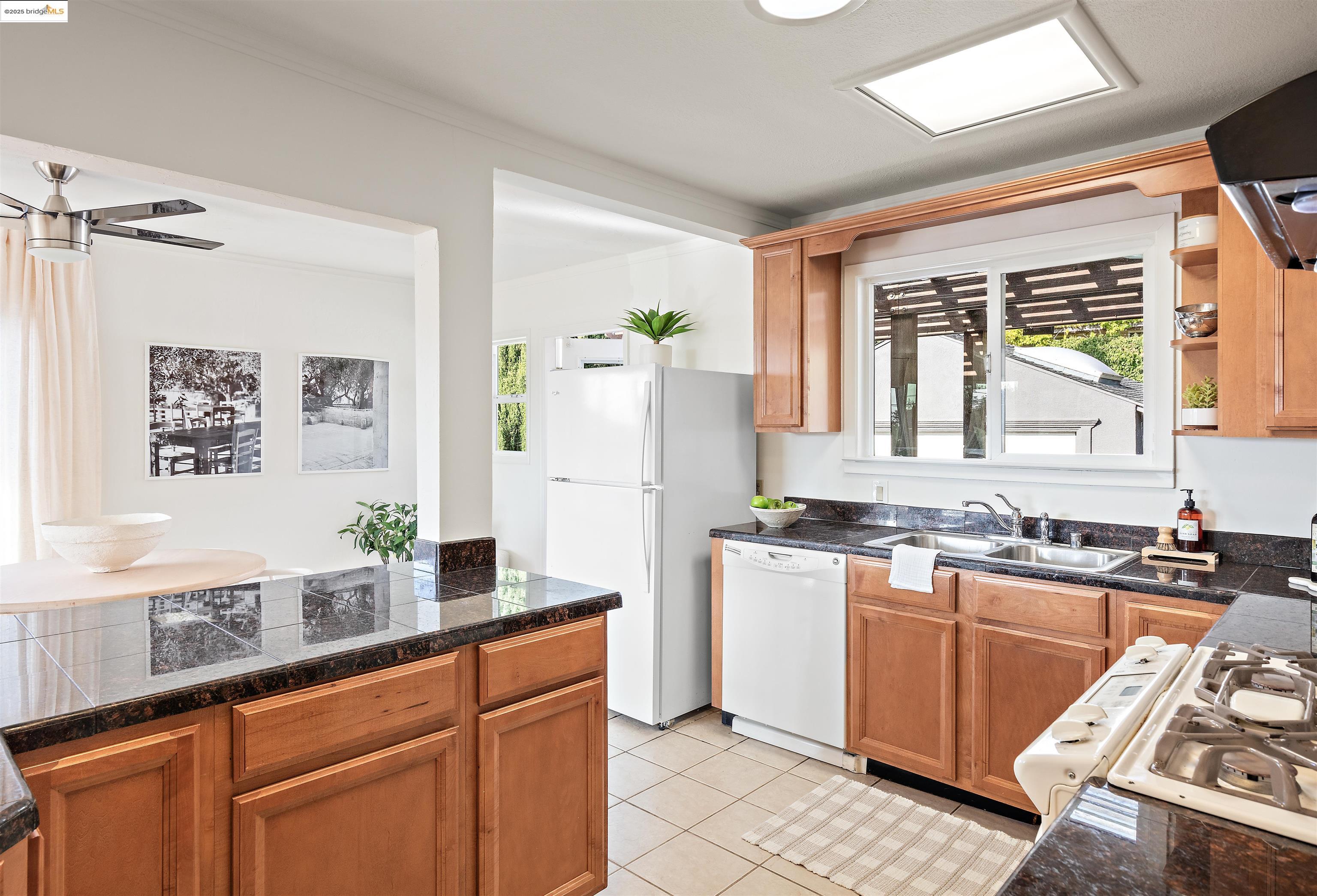 Detail Gallery Image 8 of 27 For 22756 Lorand Way, Hayward,  CA 94541 - 2 Beds | 1 Baths
