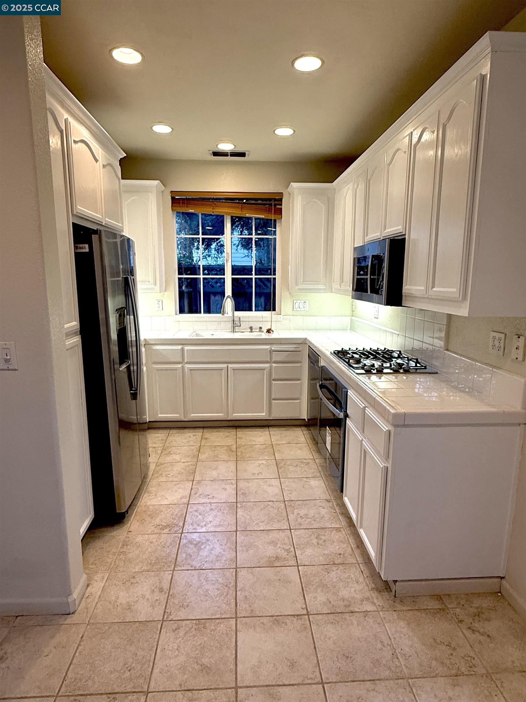 Detail Gallery Image 4 of 18 For 54 Village Square Pl, Pleasant Hill,  CA 94523 - 3 Beds | 2/1 Baths