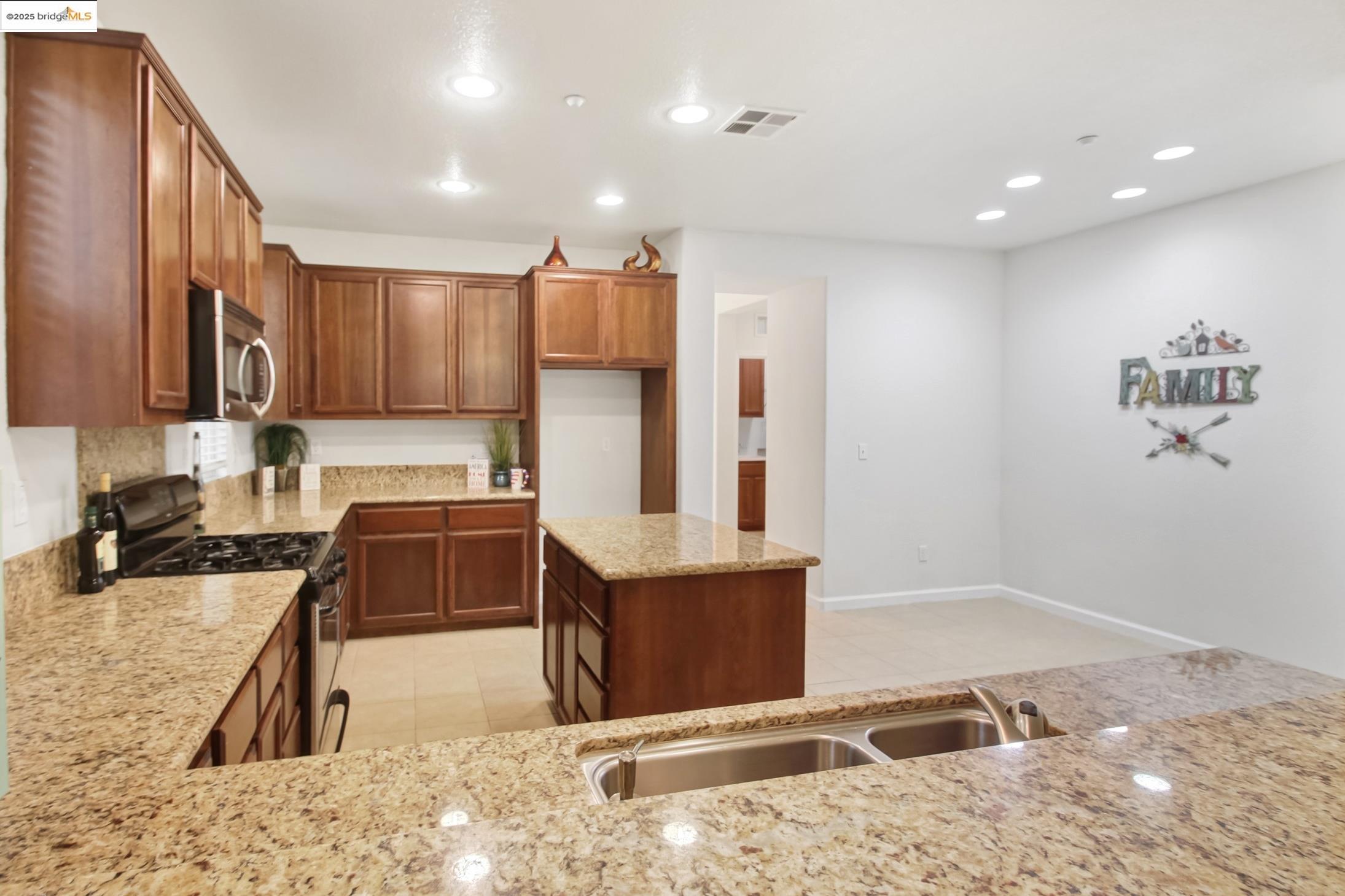 Detail Gallery Image 12 of 57 For 2729 Cathedral Circle, Brentwood,  CA 94513 - 4 Beds | 2 Baths