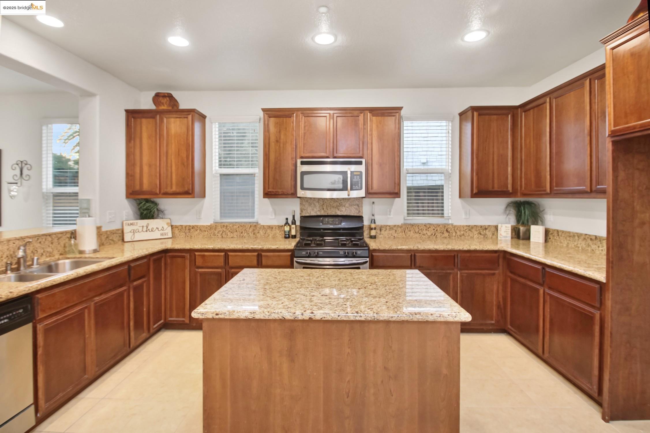 Detail Gallery Image 10 of 57 For 2729 Cathedral Circle, Brentwood,  CA 94513 - 4 Beds | 2 Baths